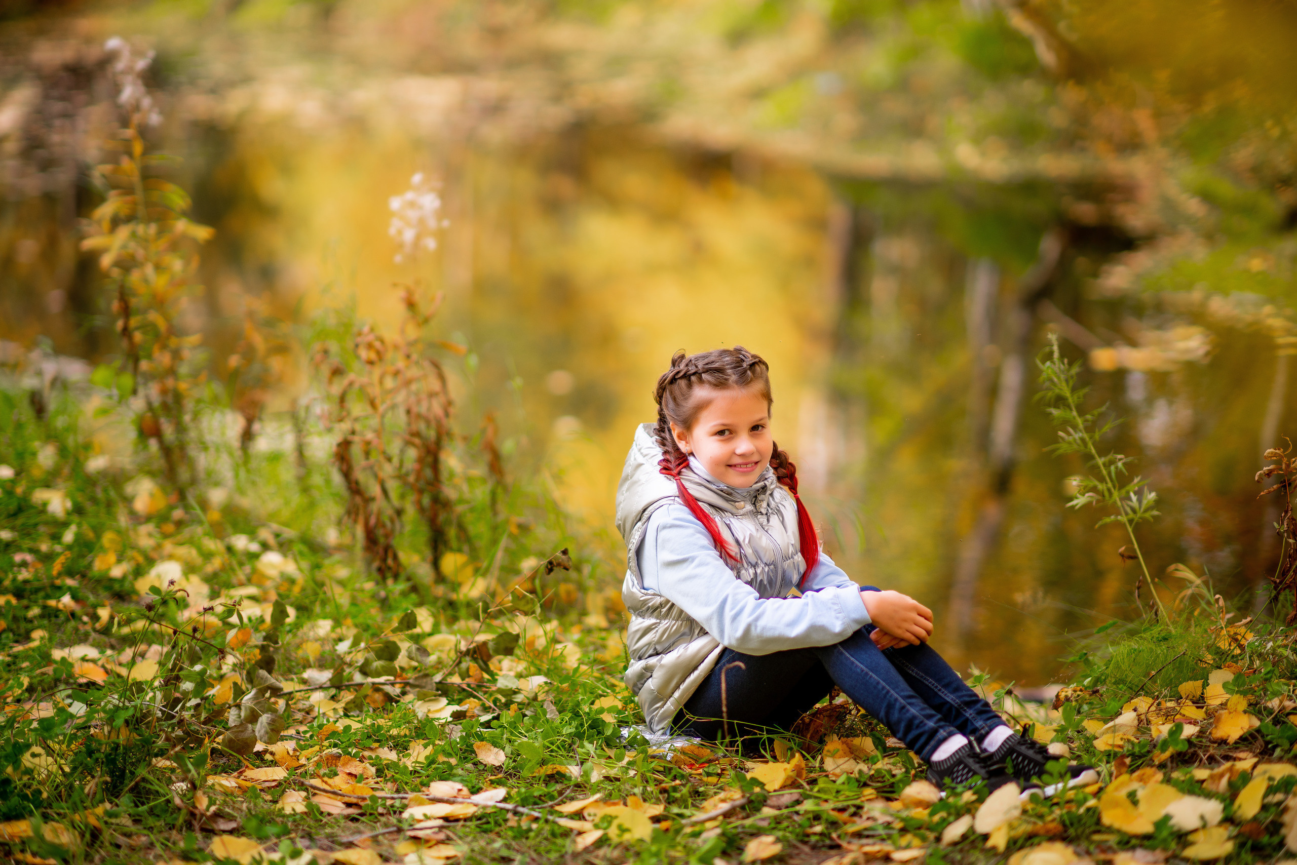 осень река и девочка с косичками