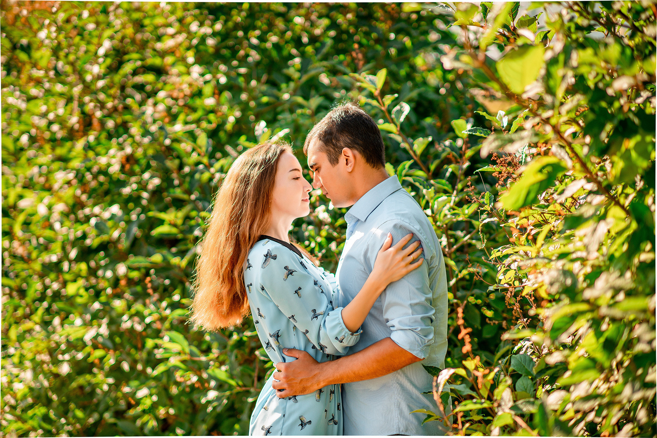 влюбленная пара летом позирует на фотосессии