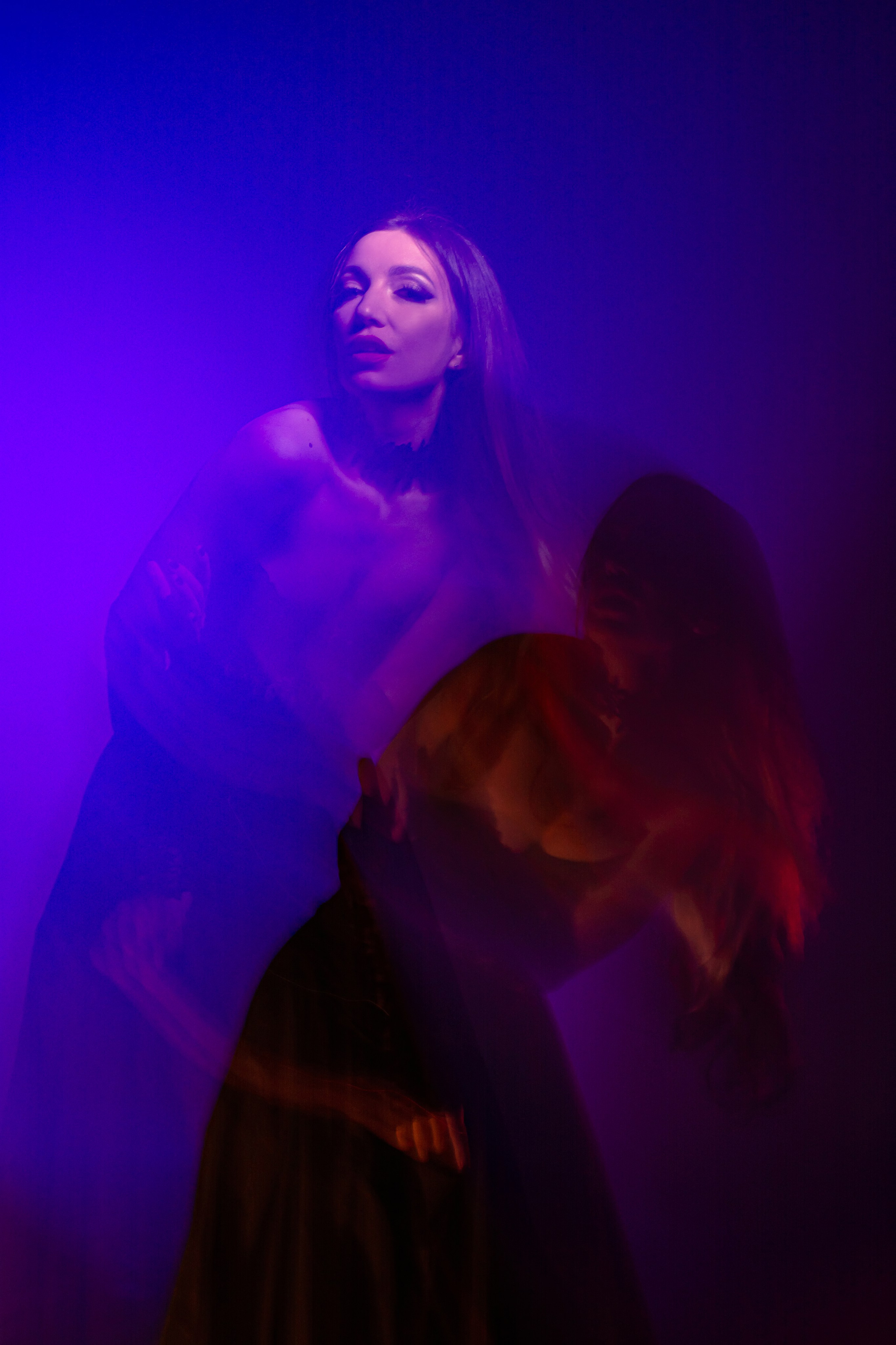 Цветочная фантазия: уникальное сочетание красоты девушки и смешанного света, обрамленного красными, синими, бирюзовыми и розовыми оттенками