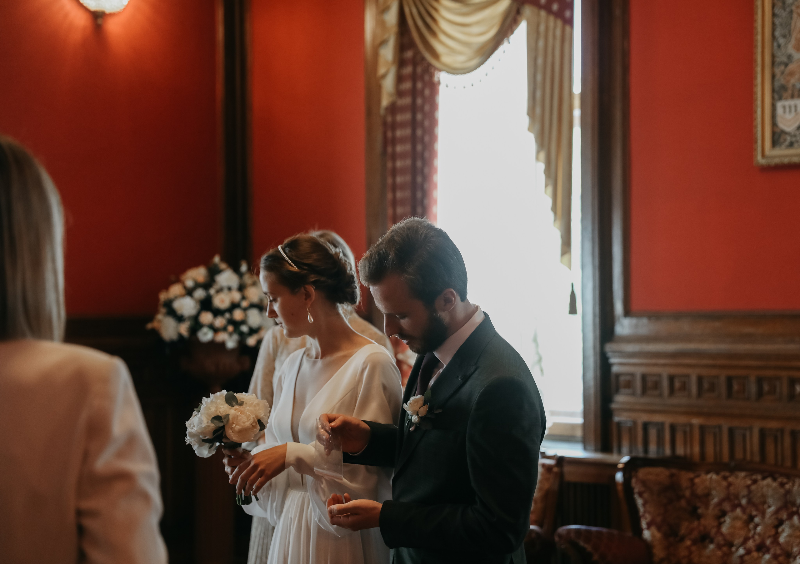 Любовь — противовес этому ужасу, любовь — акт единения и сохранения. Свадебный фотограф в Санкт-Петербурге