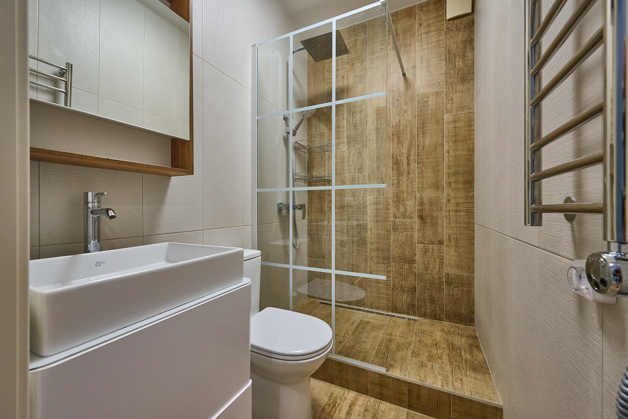 ванная комната в светло коричневом оттенке белый стул белая раковина 