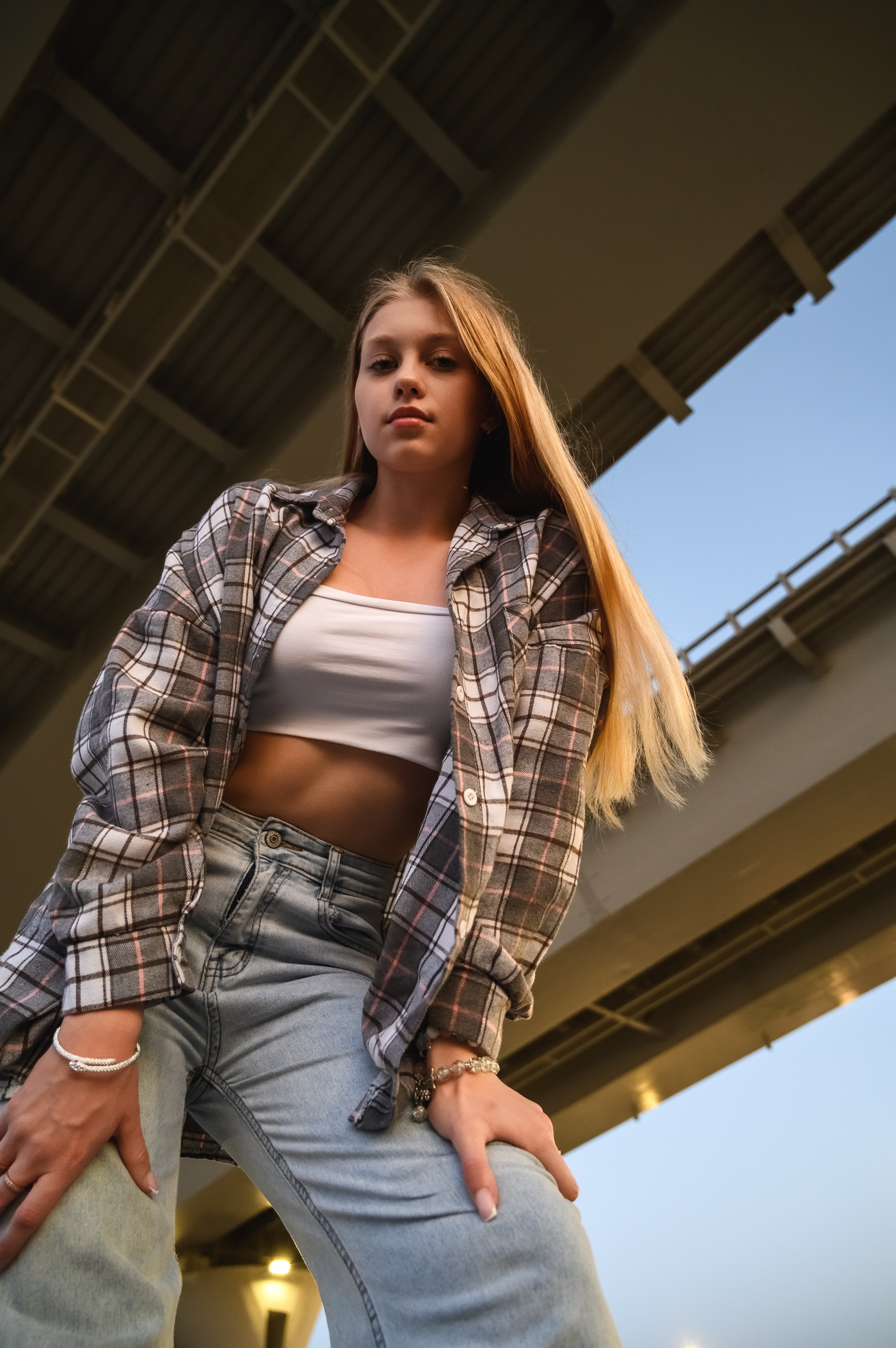 Сочетание строгих архитектурных форм и женственности в съёмке у моста в центре Казани