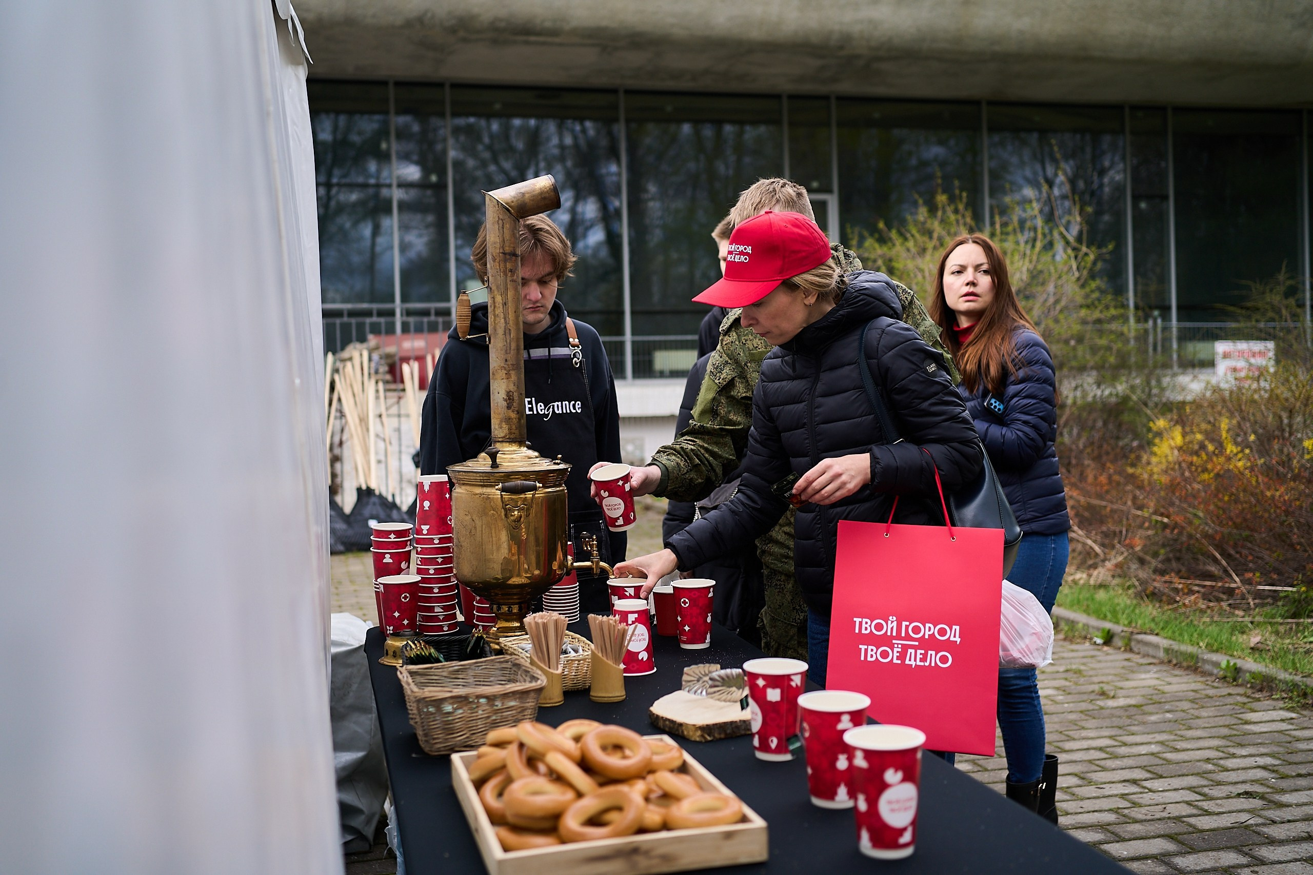 Субботник у Управления делами Мэра и Правительства Москвы. Фотограф и Видеограф в Москве. Олег Корушев