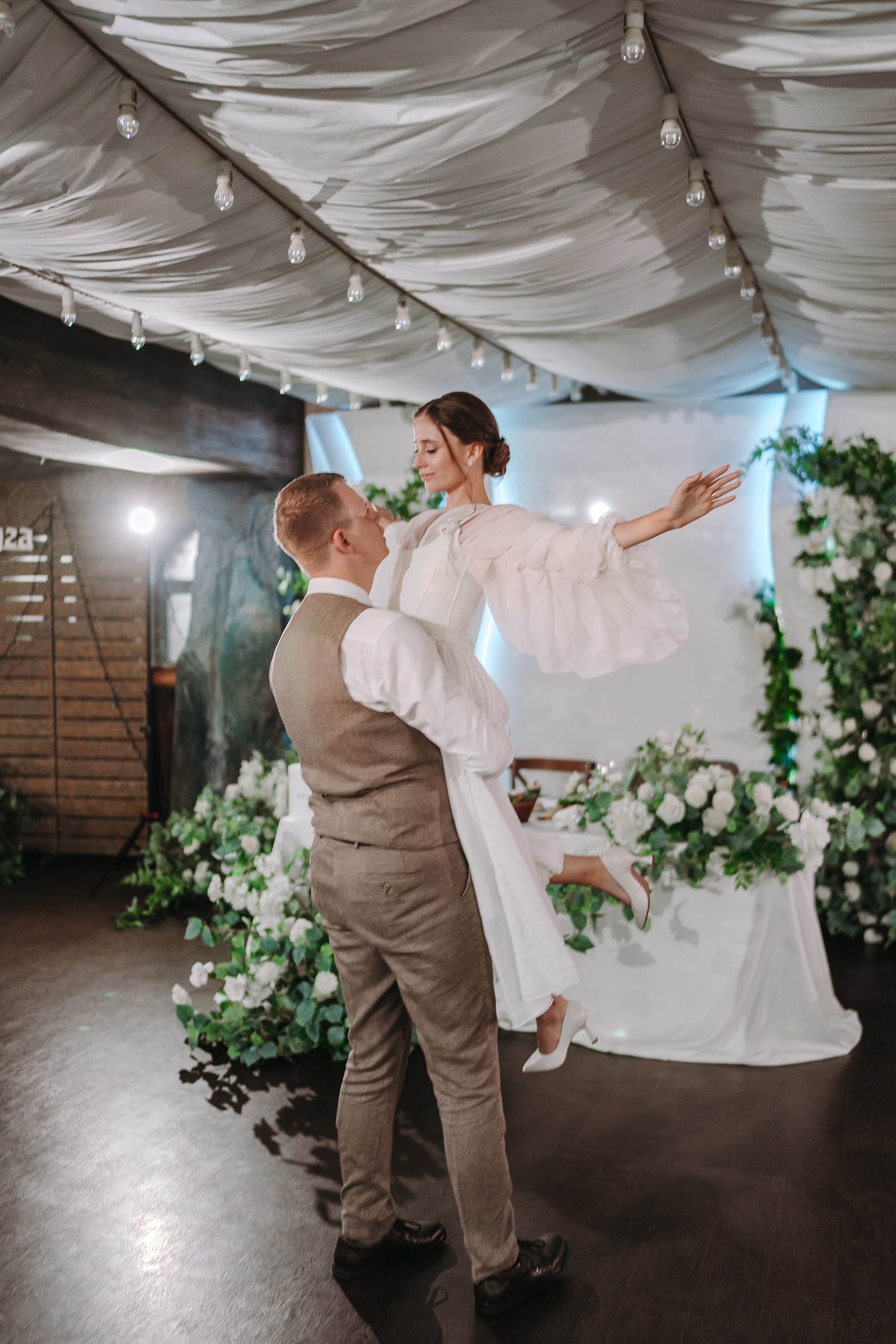 БАНКЕТНЫЙ ЗАЛ ТОРТУГА, ВЕДУЩИЙ АНДРЕЙ ОГНЕВ