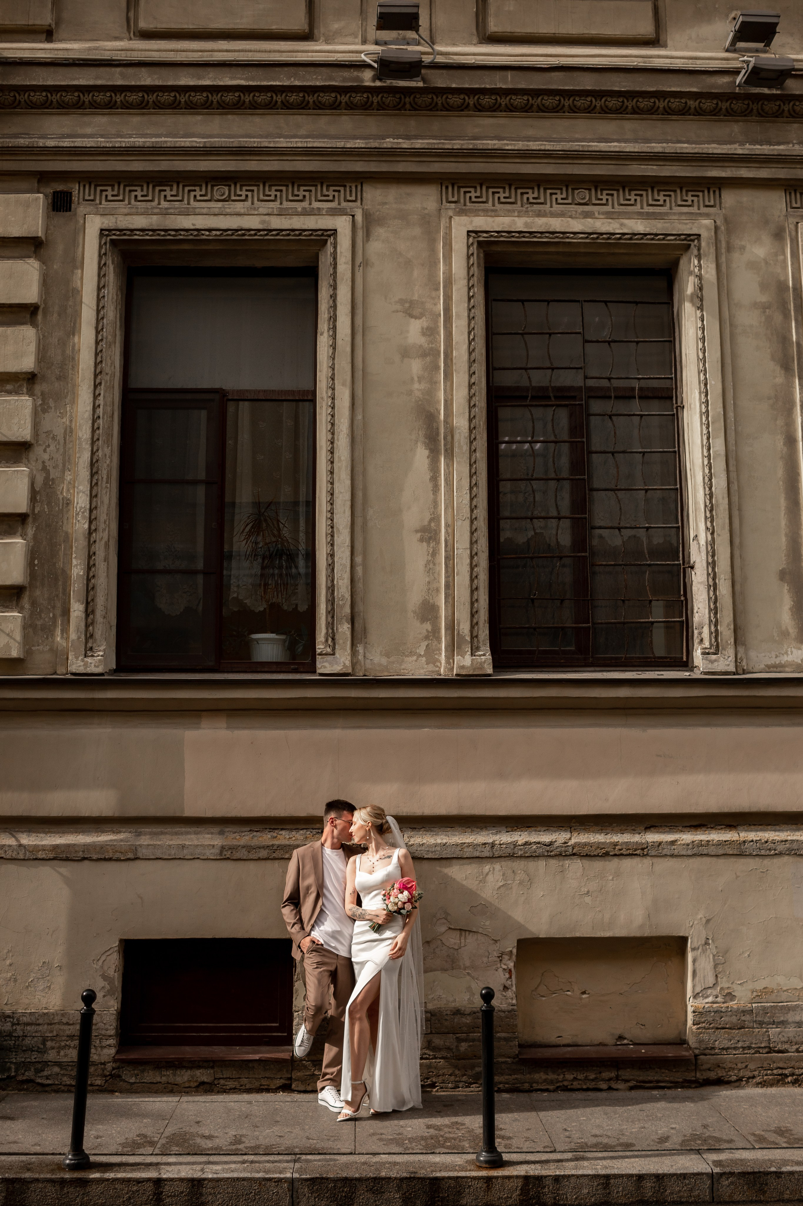 Свадебная фотография у исторического здания на улице Санкт-Петербурга.