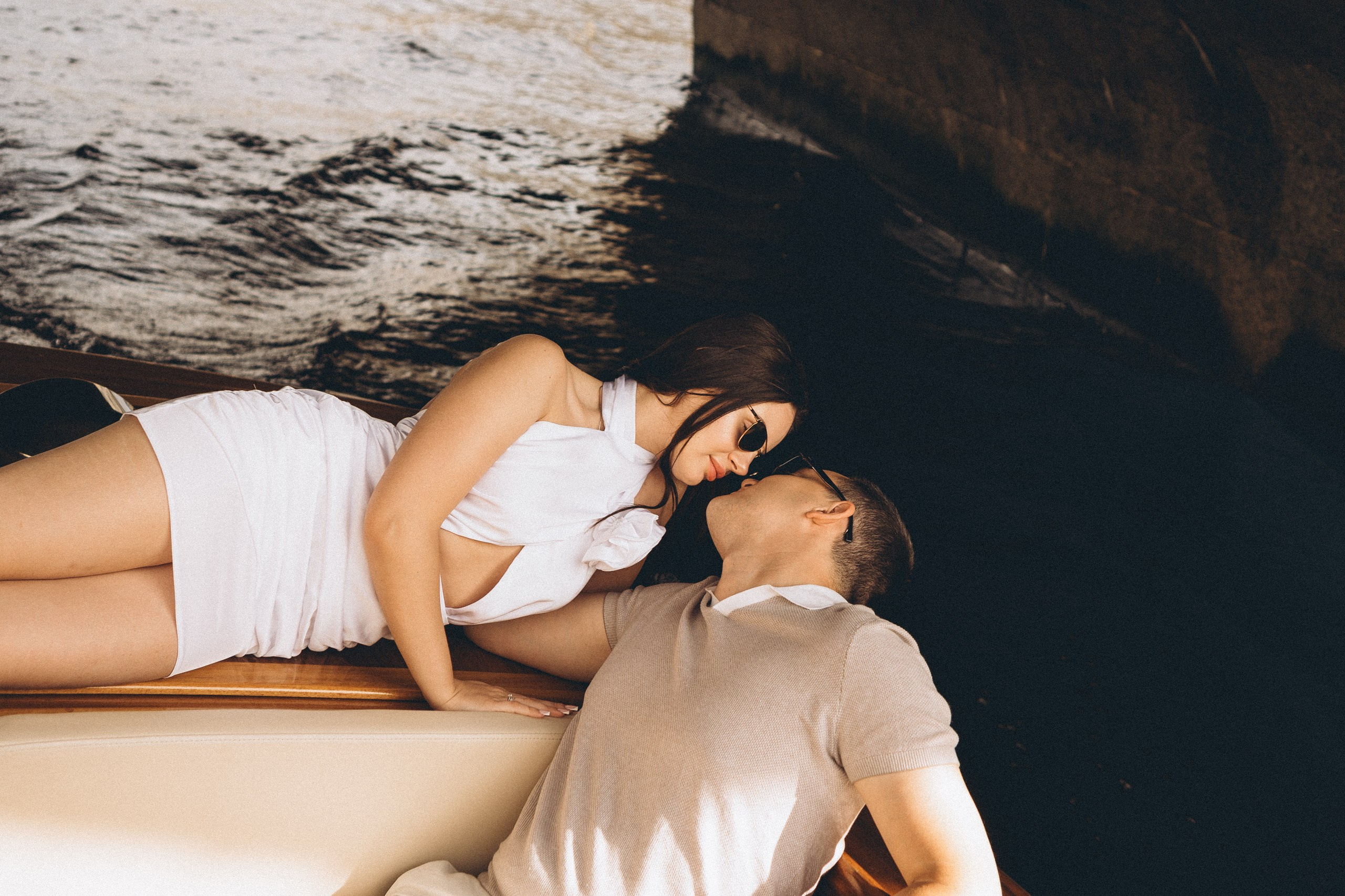 СВАДЕНБНАЯ СЬЕМКА НА КАТЕРЕ ПО КАНАЛАМ САНКТ-ПЕТЕРБУРГА И В АКВАТОРИИ НЕВЫ. Профессиональный фотограф, Санкт-Петербург — Виктория Богомолова