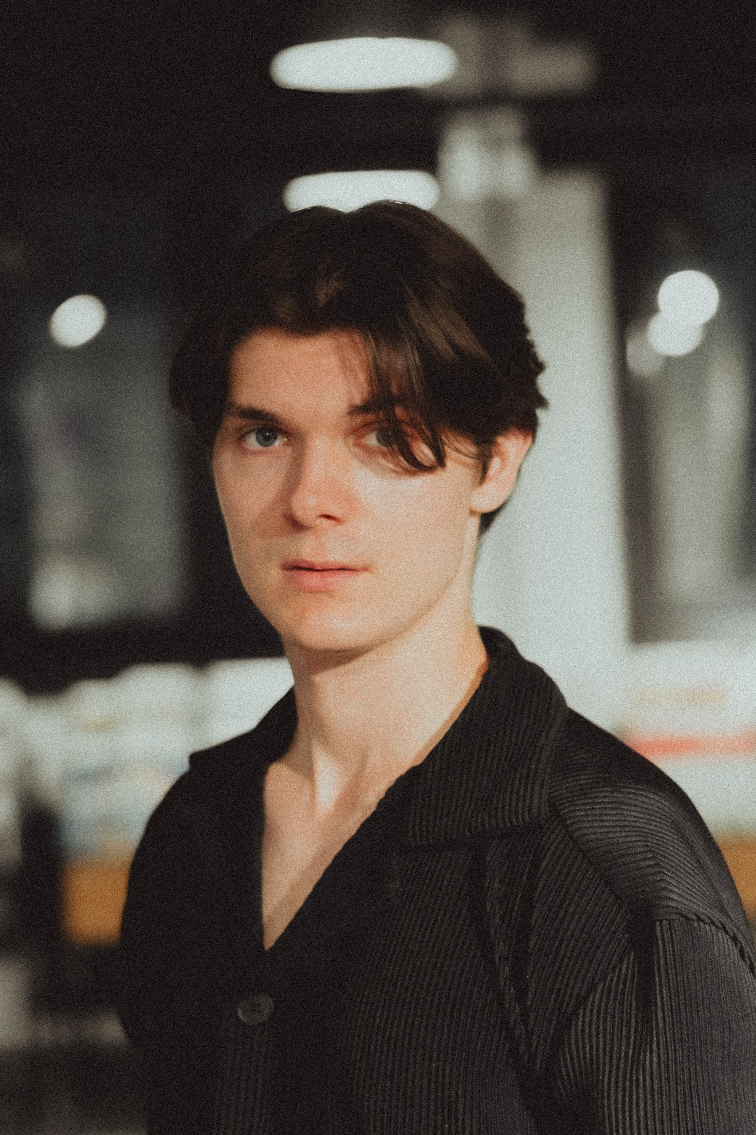 Парная ретро фотосессия в магазине с виниловыми пластинками