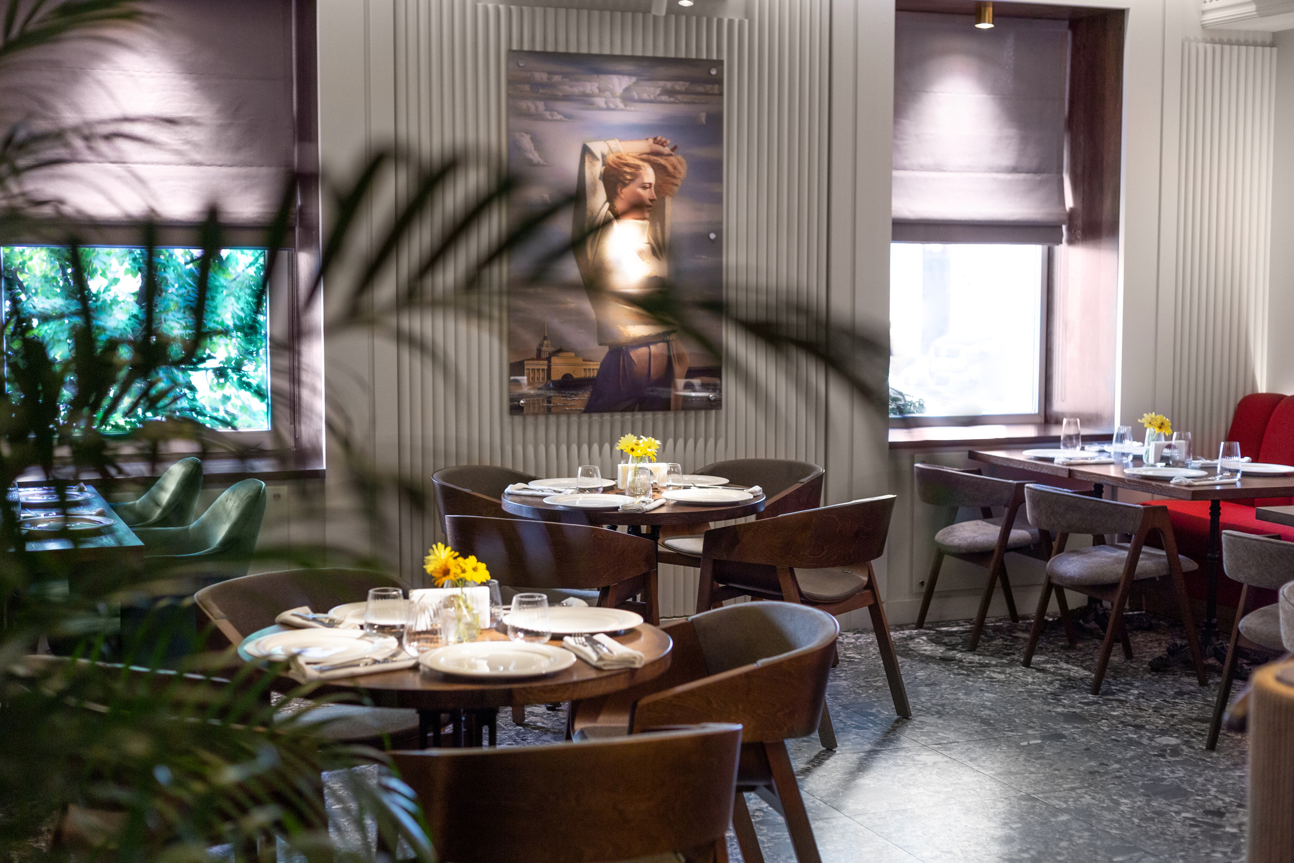 Вид сквозь листву папоротника на зал в кафе ресторане. Фотограф кафе ресторана Воронеж.