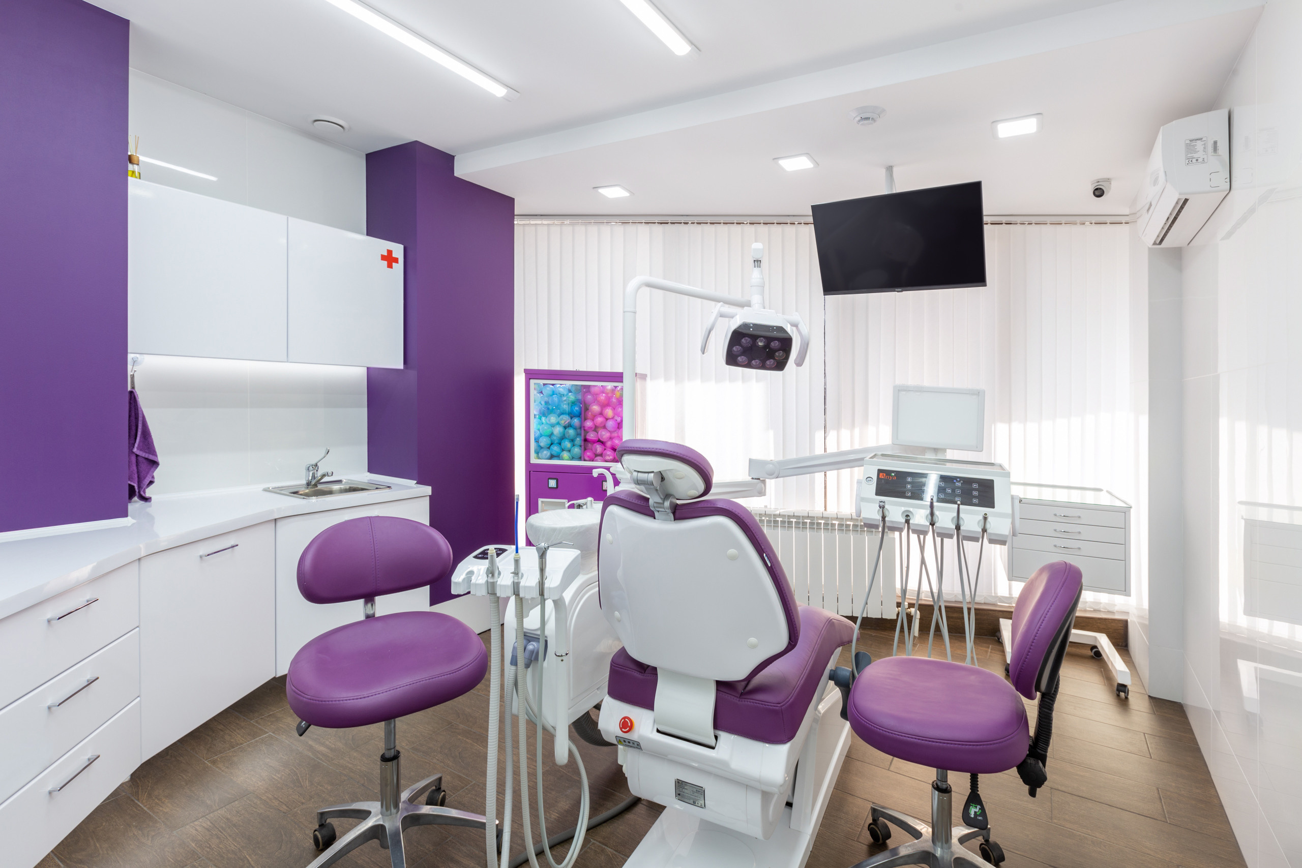 Стоматологический кабинет с современным оборудованием. Фиолетовая сиреневая яркая мебель в стоматологии. Клиника MedBeautyDent Воронеж.