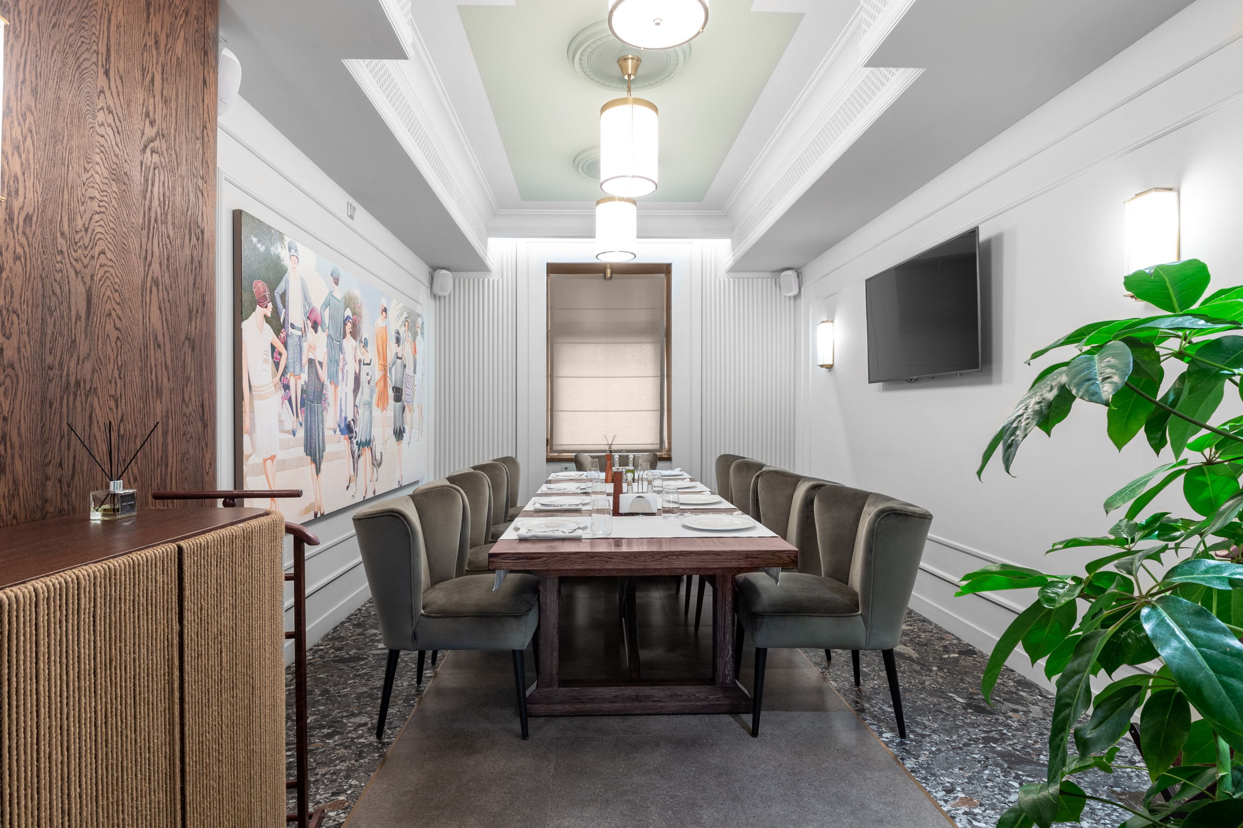 Интерьер дорогого ресторана. Зал с большим столом. Ресторан Современники Воронеж.