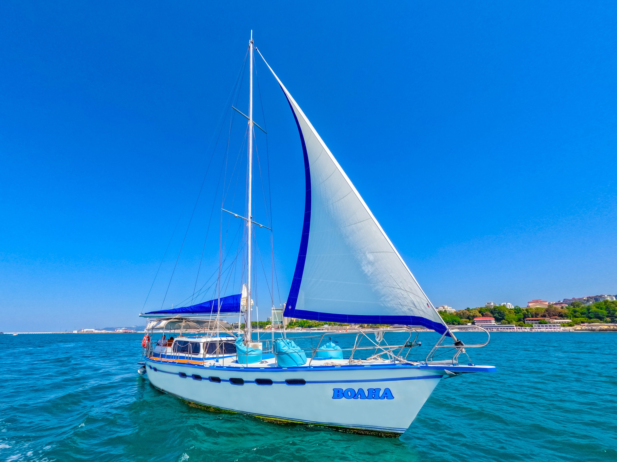 Парусная яхта ВОЛНА Аренда Яхты в Сочи Яхтанаморе YACHTANAMORE