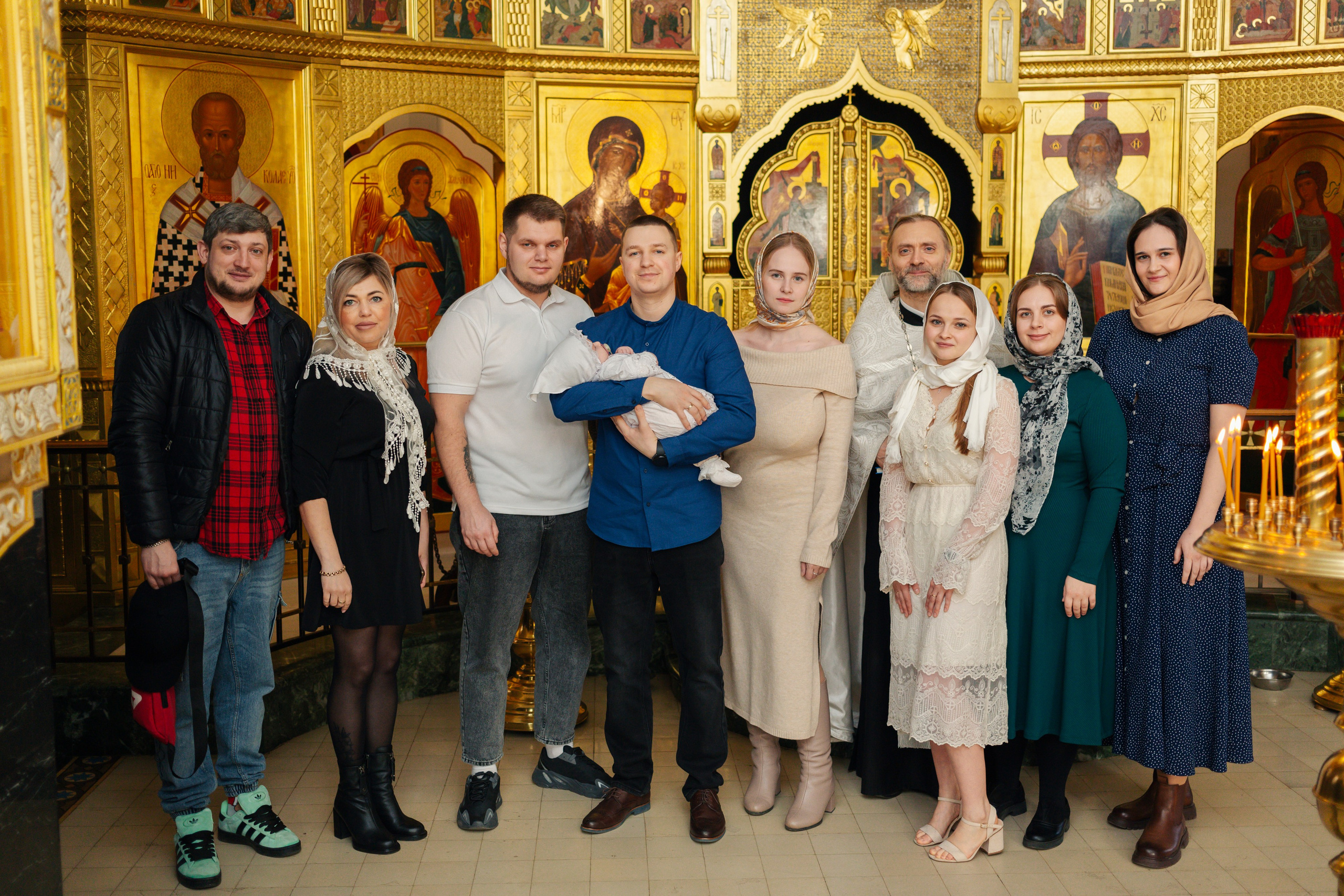  в каком храме лучше крестить ребенка — атмосфера, расположение, правила, Современная крестильная купель для полного погружения. На что обратить внимание при выборе храма, Вместительный и светлый зал храма — ключевой фактор при выборе места для крещения с большим числом гостей, купель в храме Невского района Санкт-Петербурга