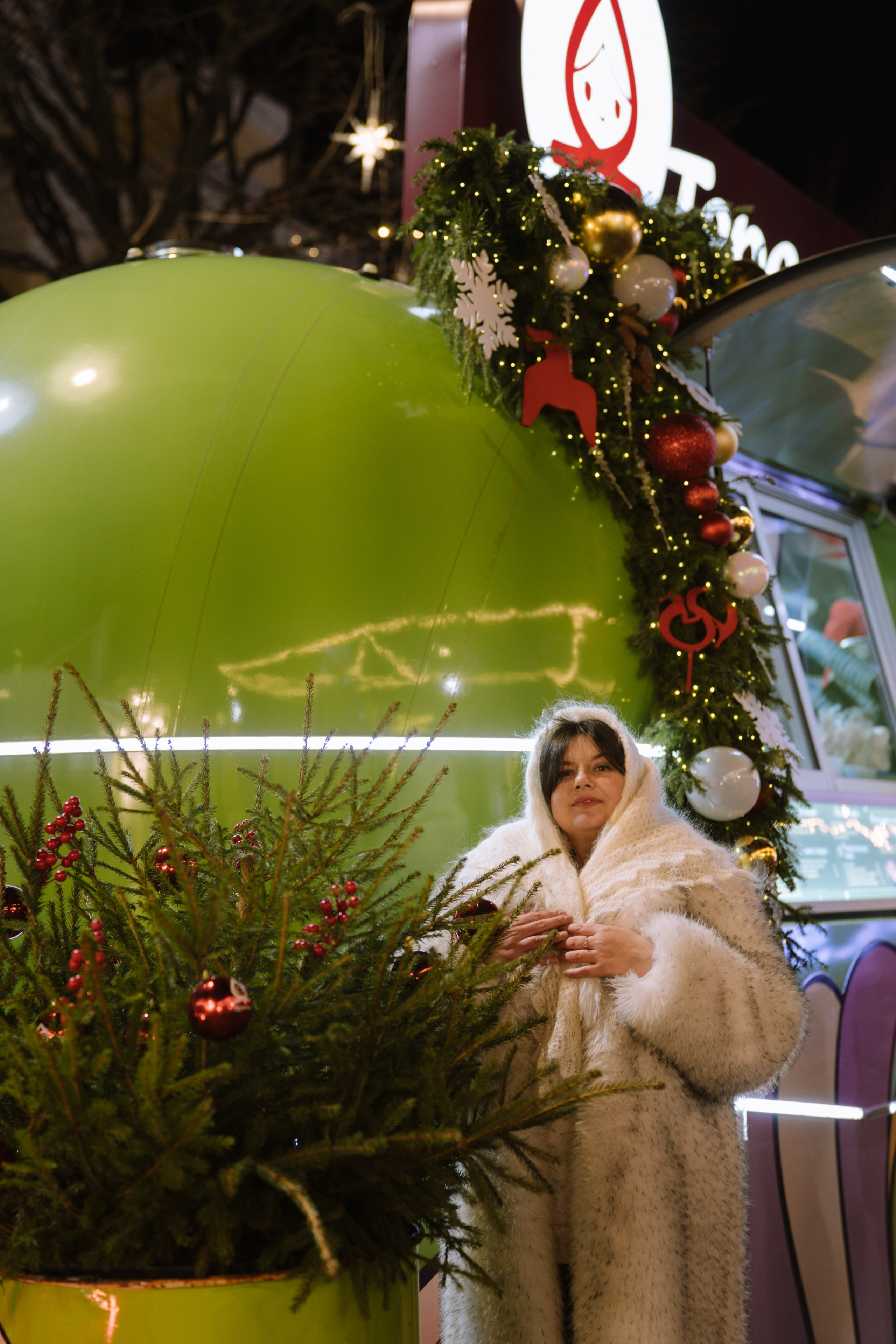 ПРОГУЛКА НА МАНЕЖНОЙ ПЛОЩАДИ ДЛЯ ДЕВУШКИ ПЕРЕД НОВЫМ ГОДОМ (НОВОГОДНЯЯ ФОТОСЕССИИЯ НА МАНЕЖНОЙ ПЛОЩАДИ). Профессиональный фотограф, Санкт-Петербург — Виктория Богомолова