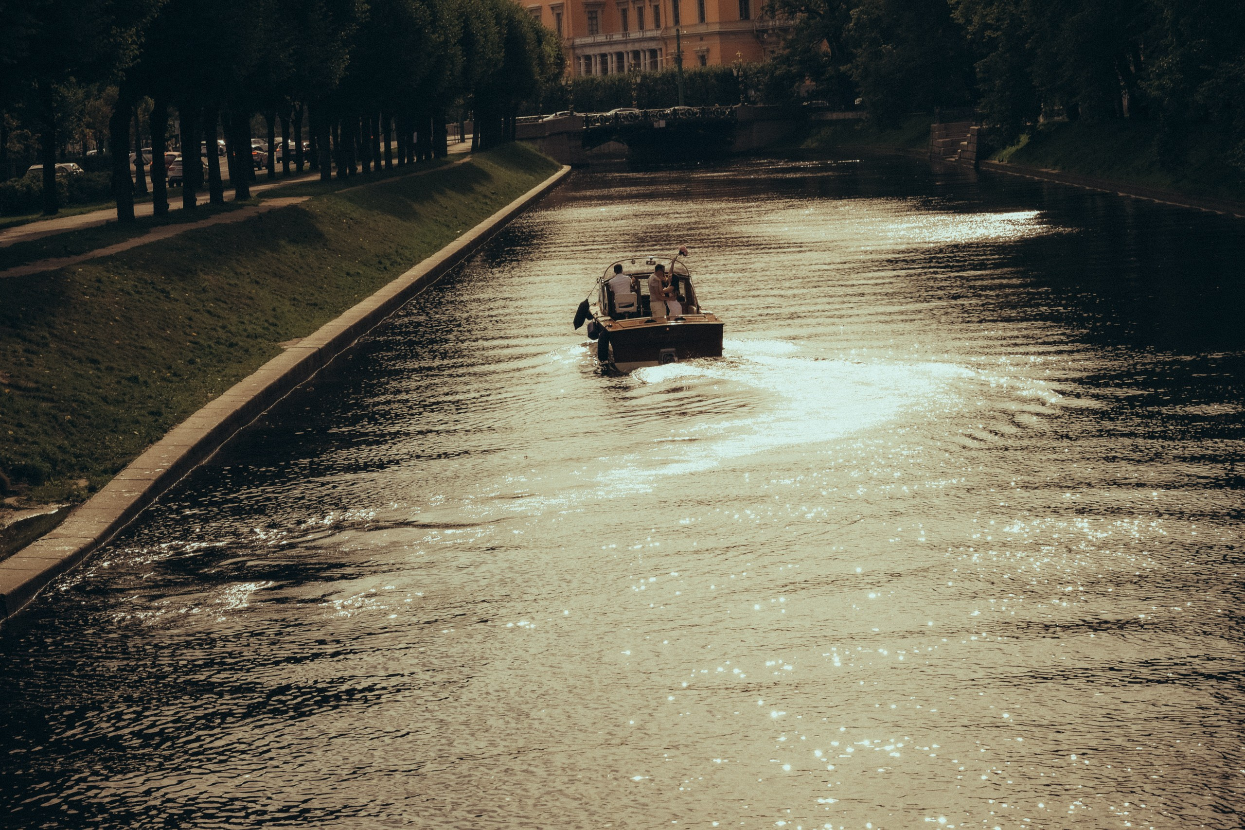 СВАДЕНБНАЯ СЬЕМКА НА КАТЕРЕ ПО КАНАЛАМ САНКТ-ПЕТЕРБУРГА И В АКВАТОРИИ НЕВЫ. Профессиональный фотограф, Санкт-Петербург — Виктория Богомолова