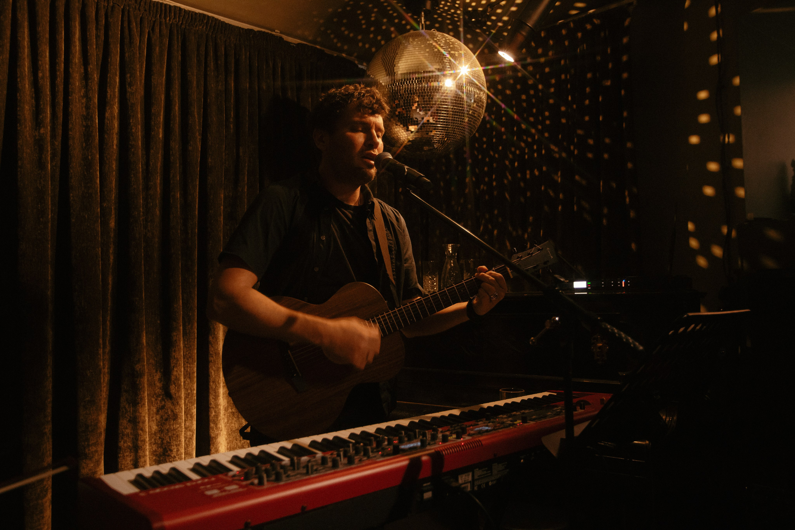 Квартирник Паши Артемьева. Портретный и репортажный фотограф Настя Куприянова