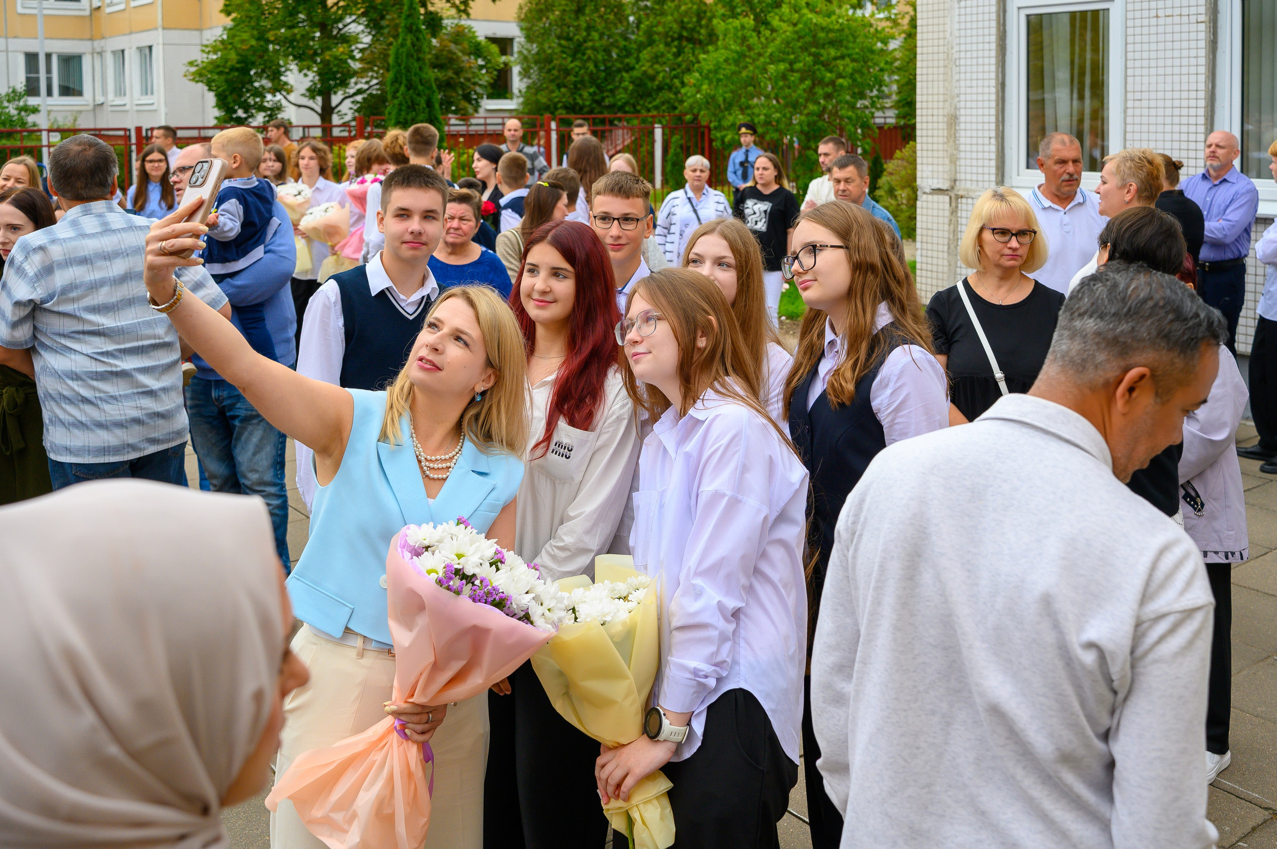 Вот звучит первый звонок, перед этим долгое приготовление к новому этапу в жизни, Яромир идет в школу. Фотоуслуги, услуги фотографа, фотографирование важных событий