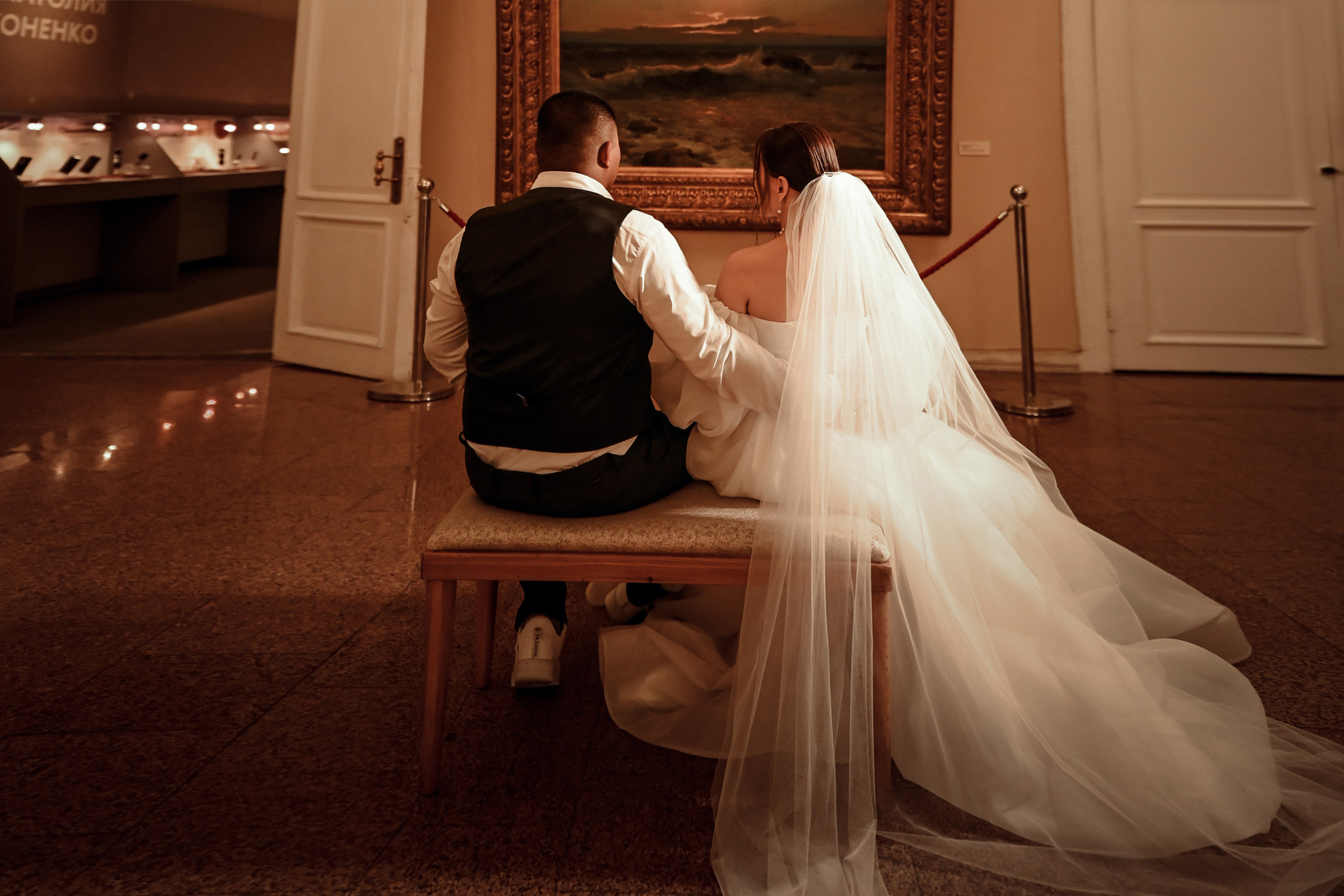 Небольшая свадебная серия в музее и прогулкой под дождем Эльмиры и Ризата. Свадебный, семейный, детский, контент фотограф в Омске Максим Ильин