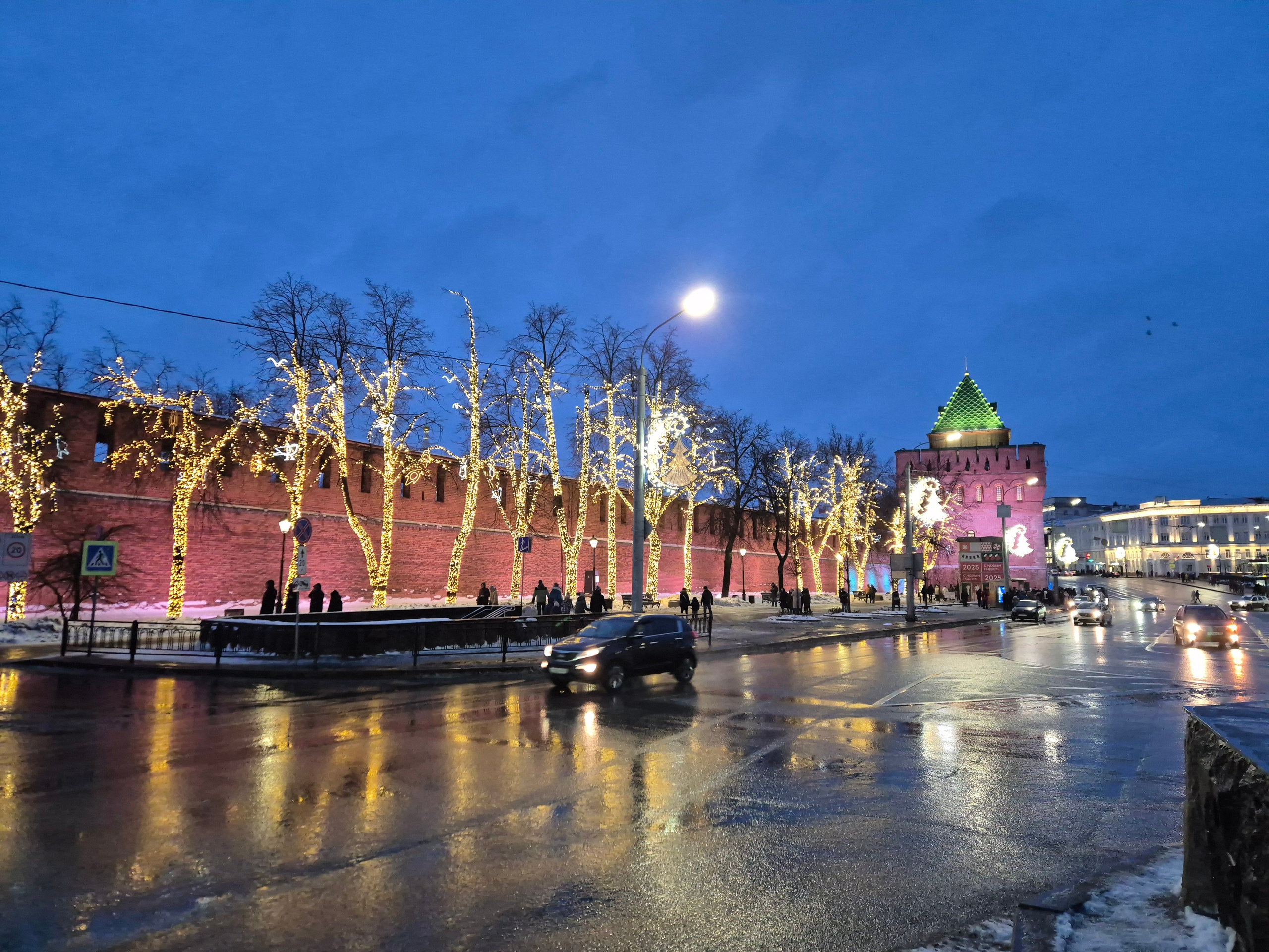Почти все 4 дня в городе шел снег, переходящий в дождь. При этом центральные улицы были все почищены, посыпаны и убраны.