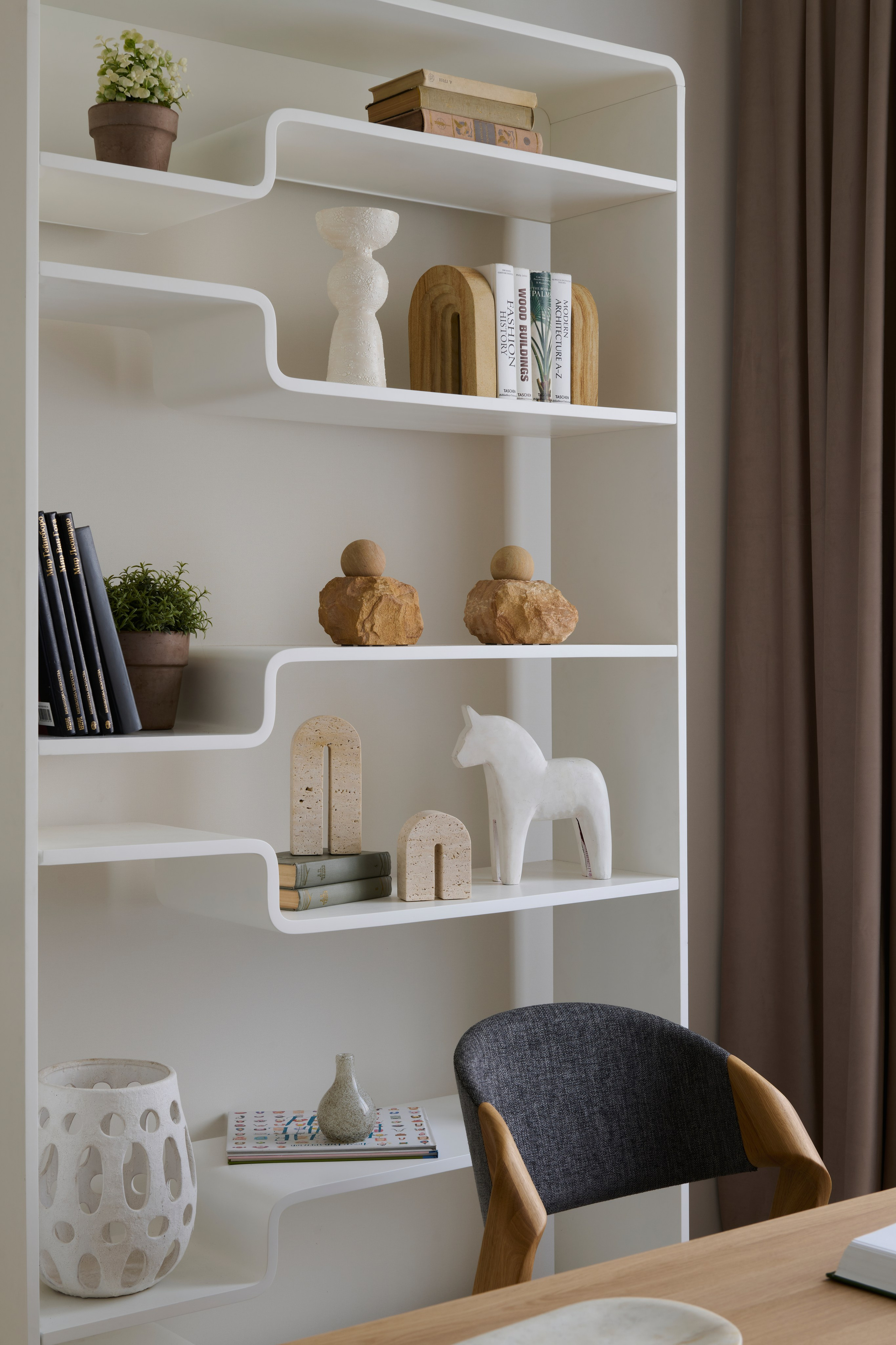 Встроенные полки с керамикой, ритм ниш и нейтральные тона