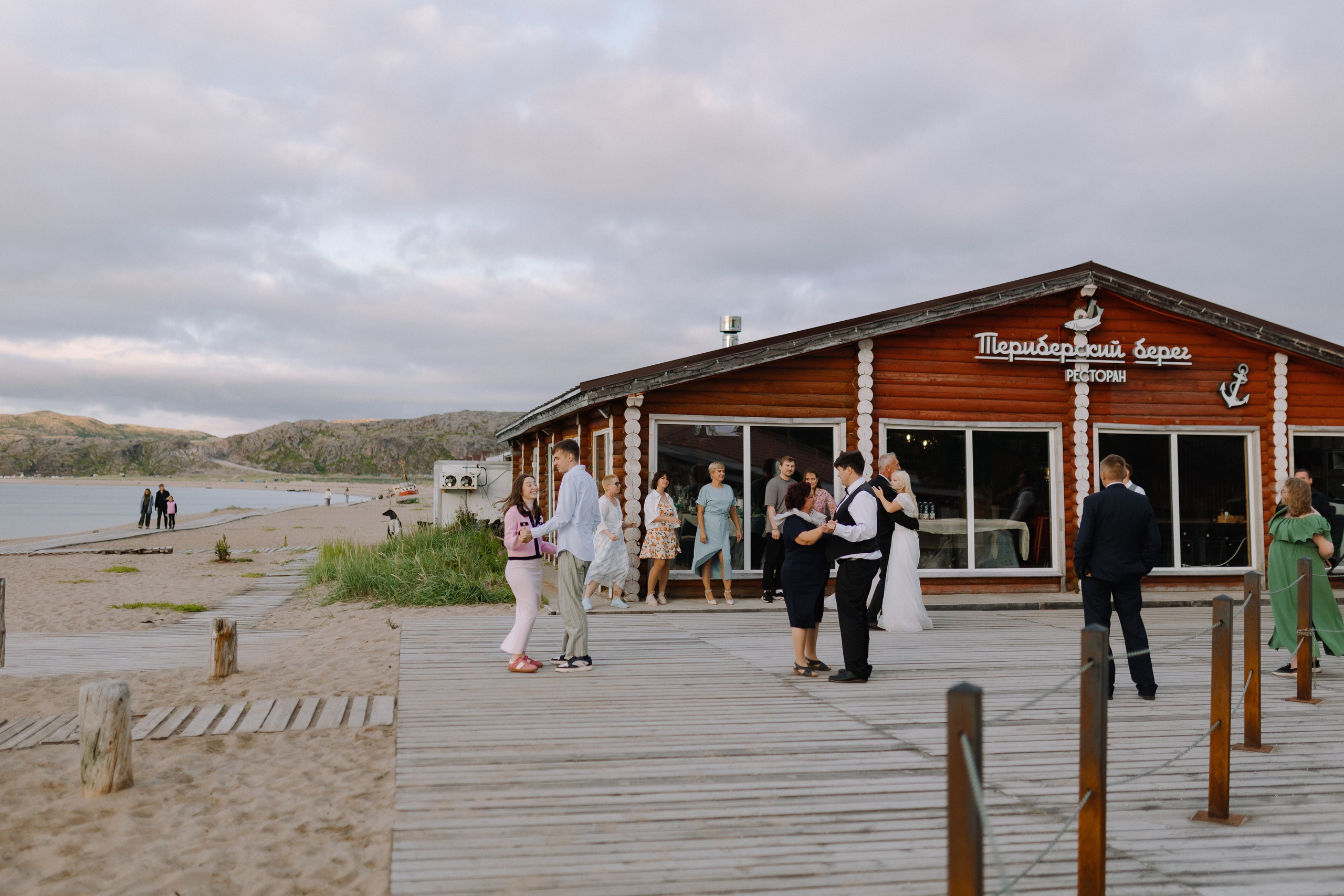 Гости свадьбы гуляют среди живописных пейзажей Териберки.