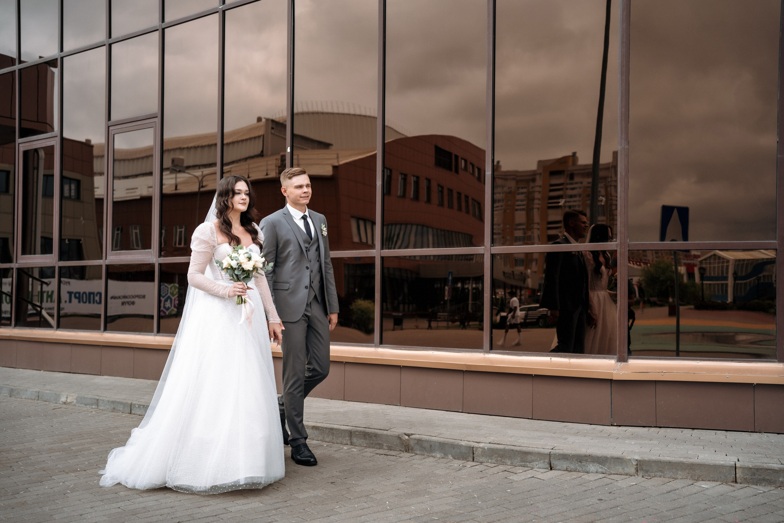 Молодожены в ЗАГСе мкр. Радужный, Тамбов, съемка свадебного фотографа Павла Четверткова.