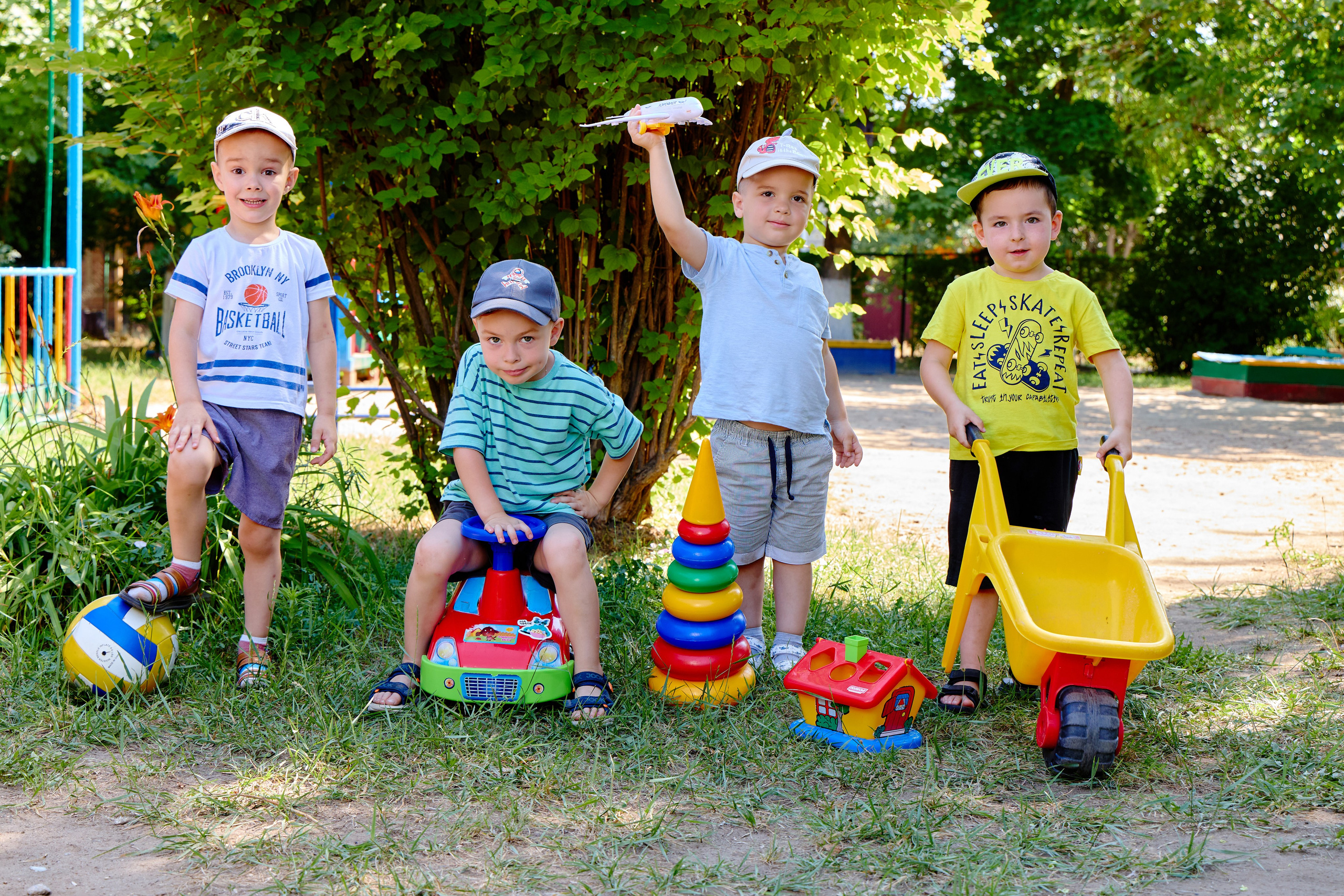 Пример летней съёмки в детском саду № 92 младшая группа Ромашки. Фотограф Выпускные альбомы Таганрог Сергей Коробченко