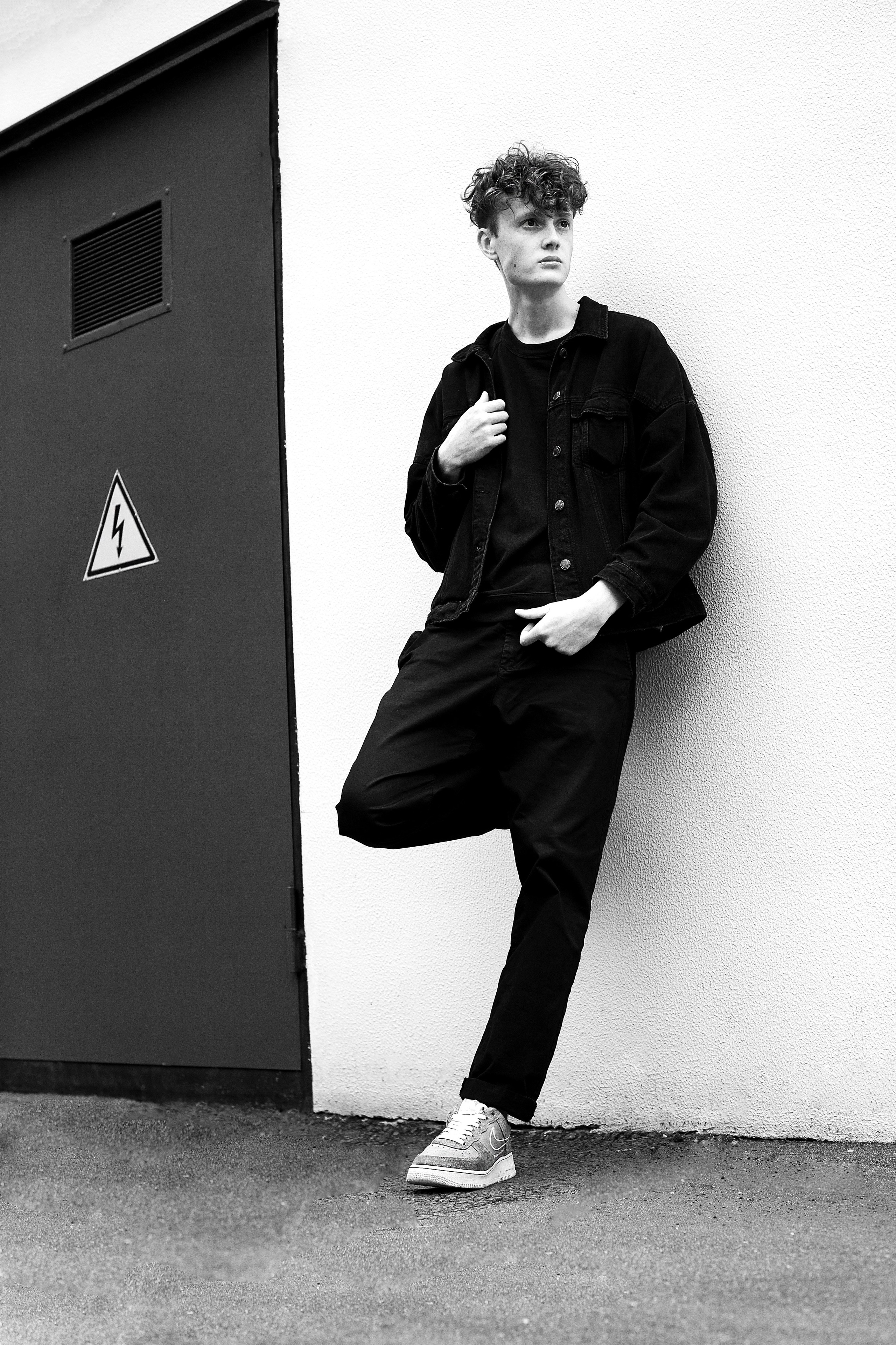 Тимур Модельные тесты — уличная прогулка ВДНХ. Портретный Студийный и уличный фотограф Москва. Индивидуальные, Семейные, Беременность, Будуар, Каталог, контент съемки для блога и бизнеса