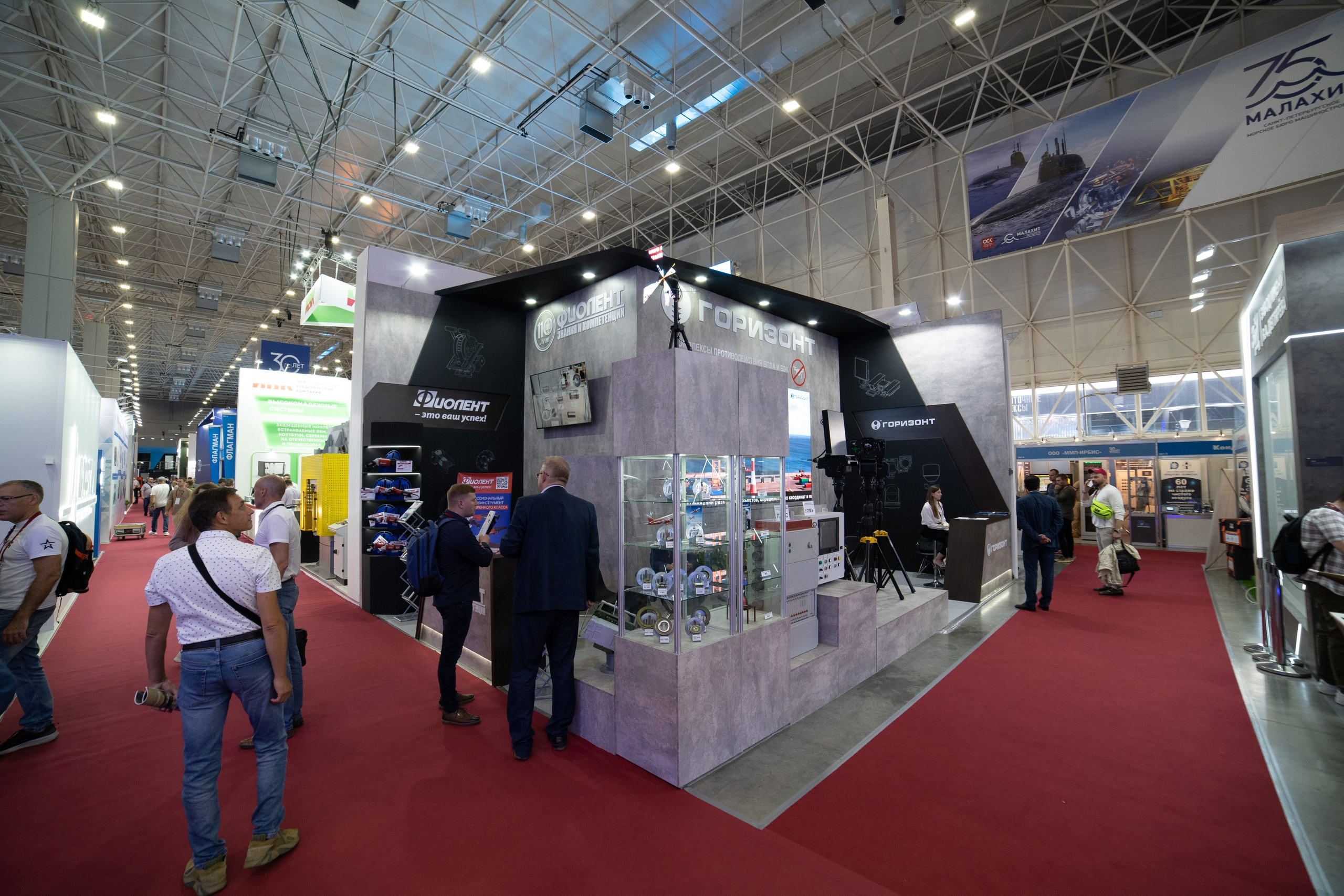 Выставочные стенды. Профессиональный портретный фотограф в Москве Владимир Глаголев