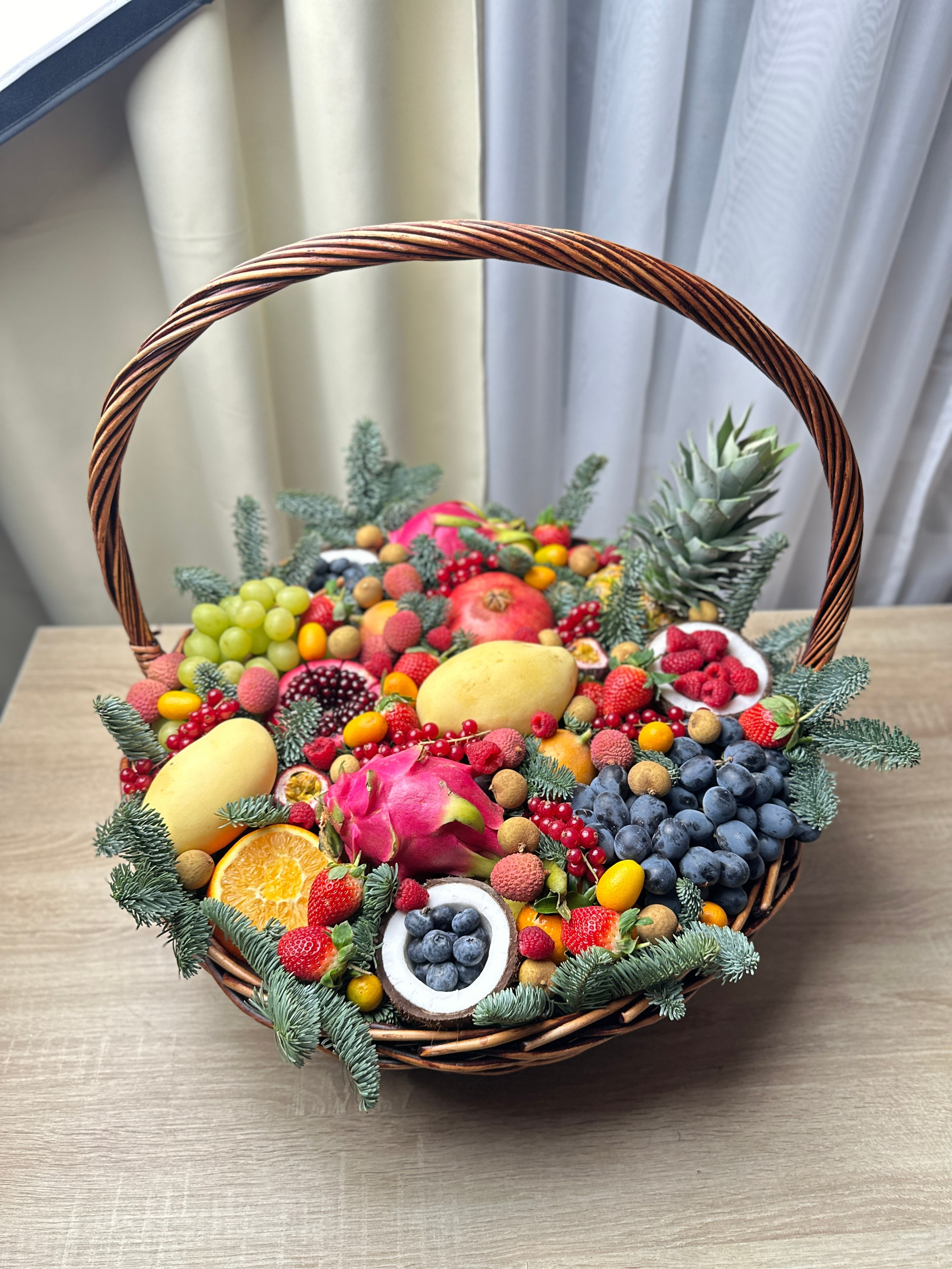 Корзины. Выездной кейтеринг, съедобные букеты, торты и сладости на заказ