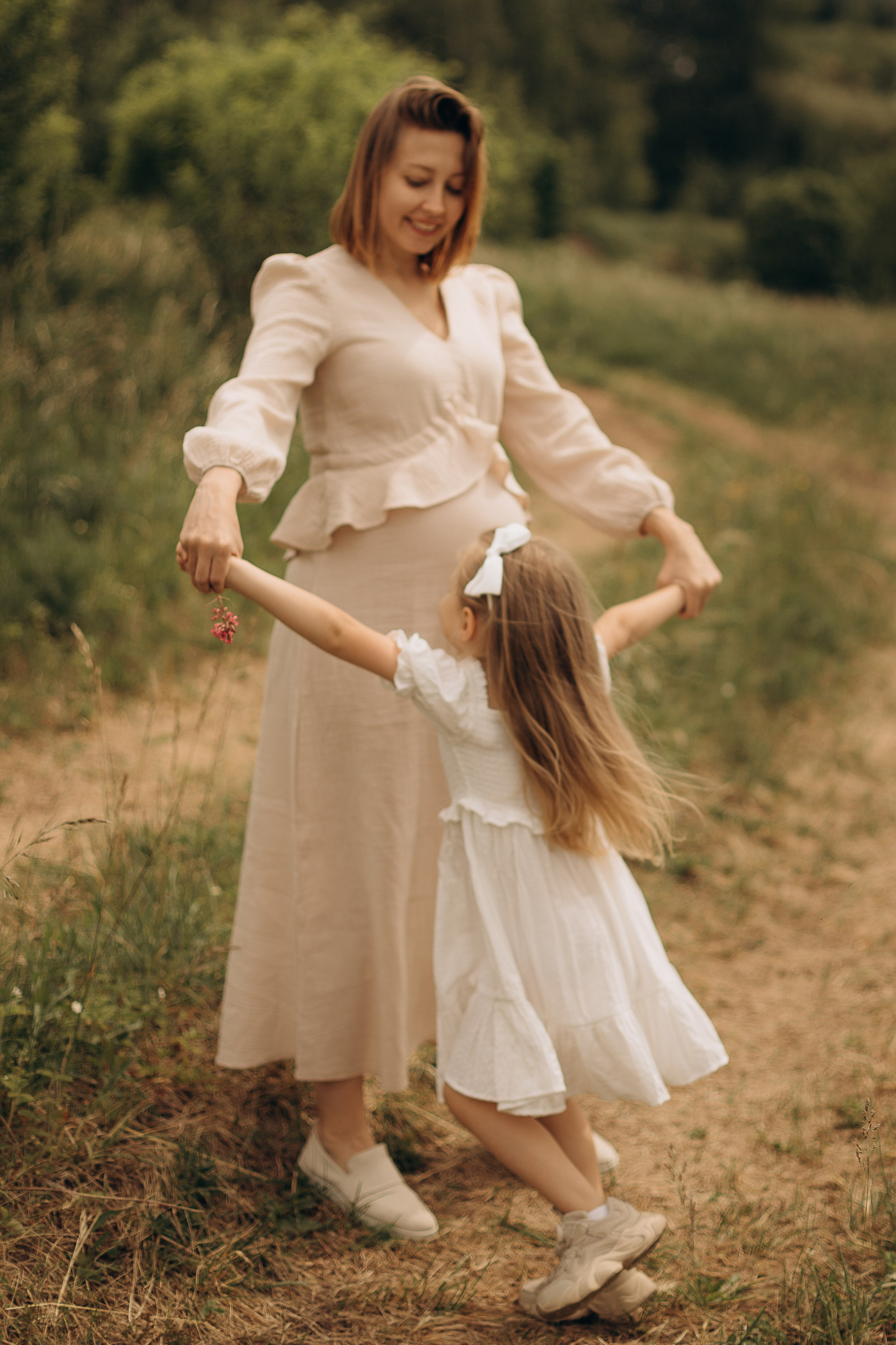 Мама и дочка на холмах. Детский и семейный фотограф в Москве Светлана Шабалина