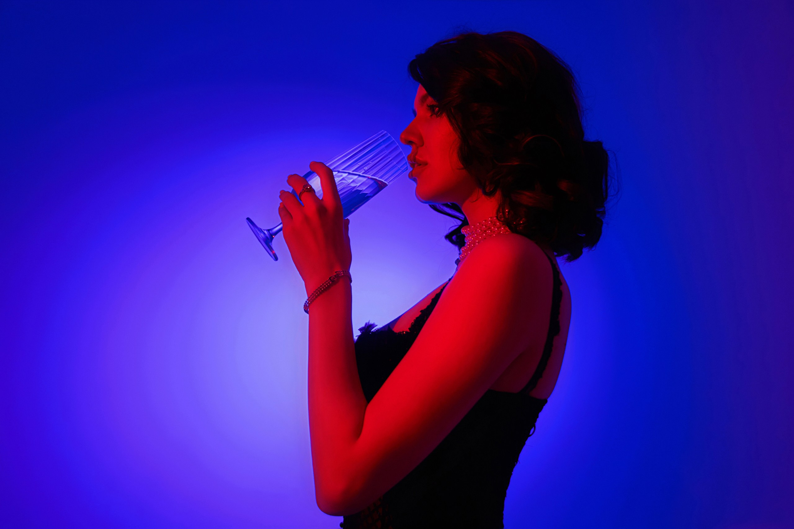 девушка с бокалом