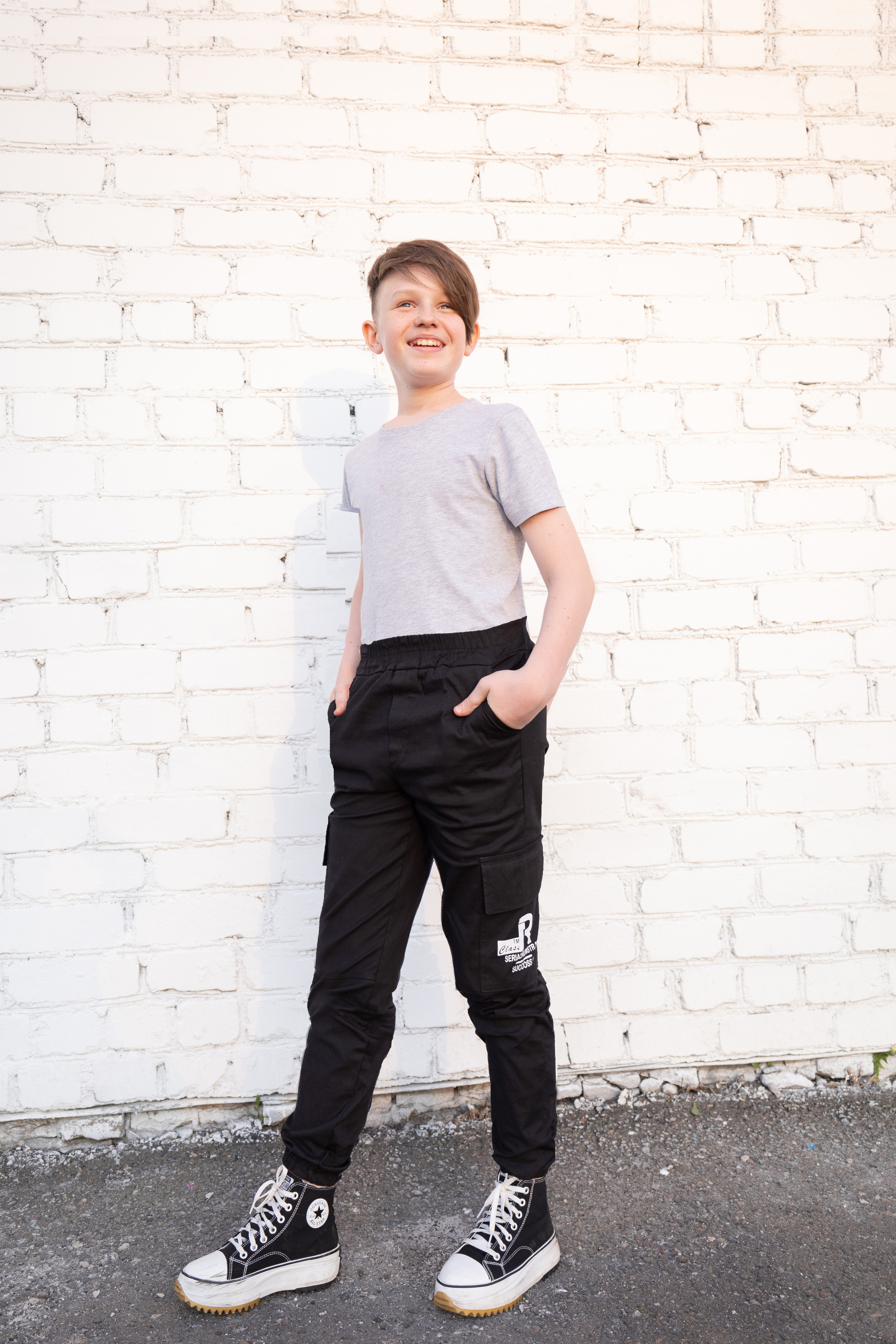 Брюки карго на мальчика. Фотограф Ирина Колесникова