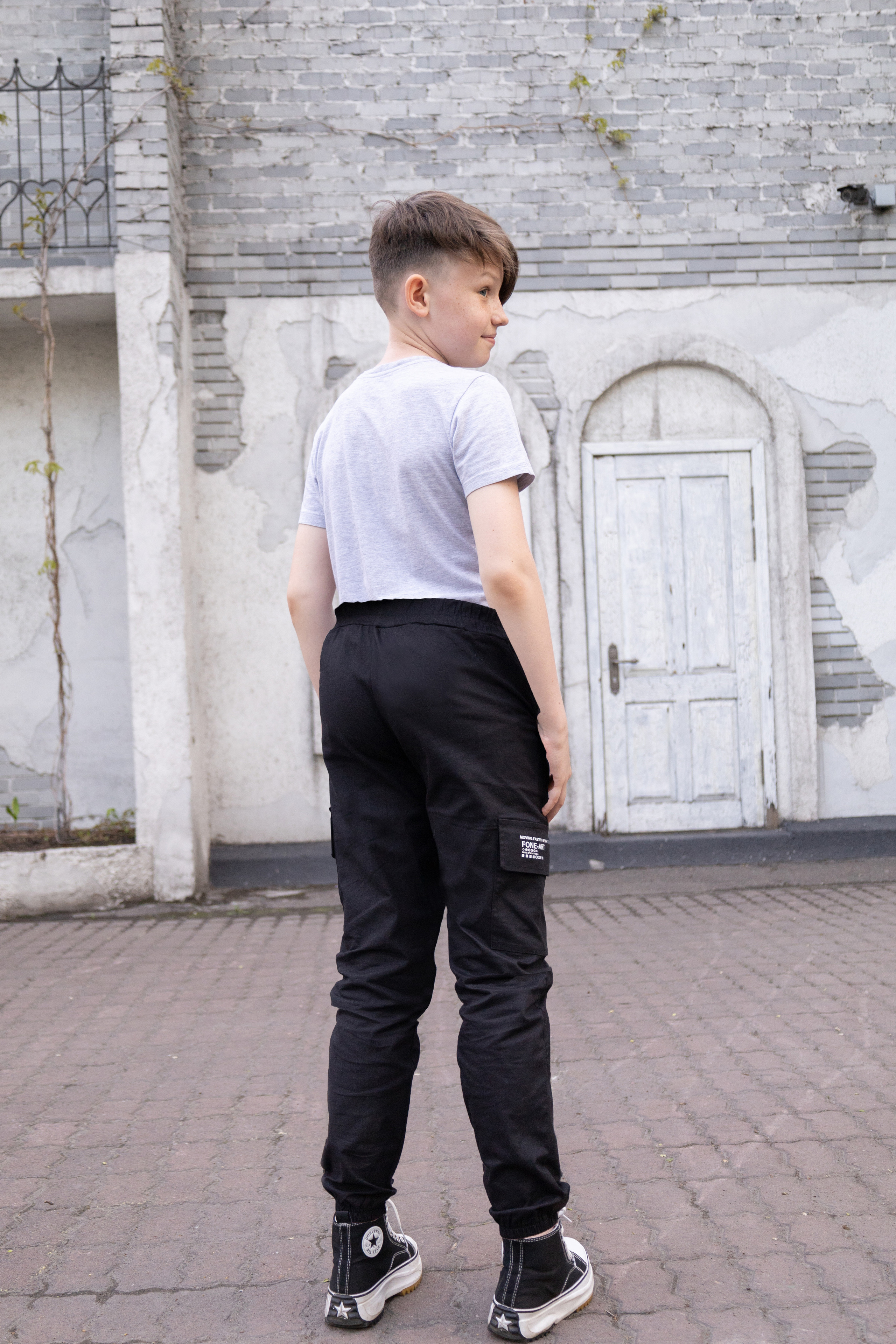 Брюки карго на мальчика. Фотограф Ирина Колесникова
