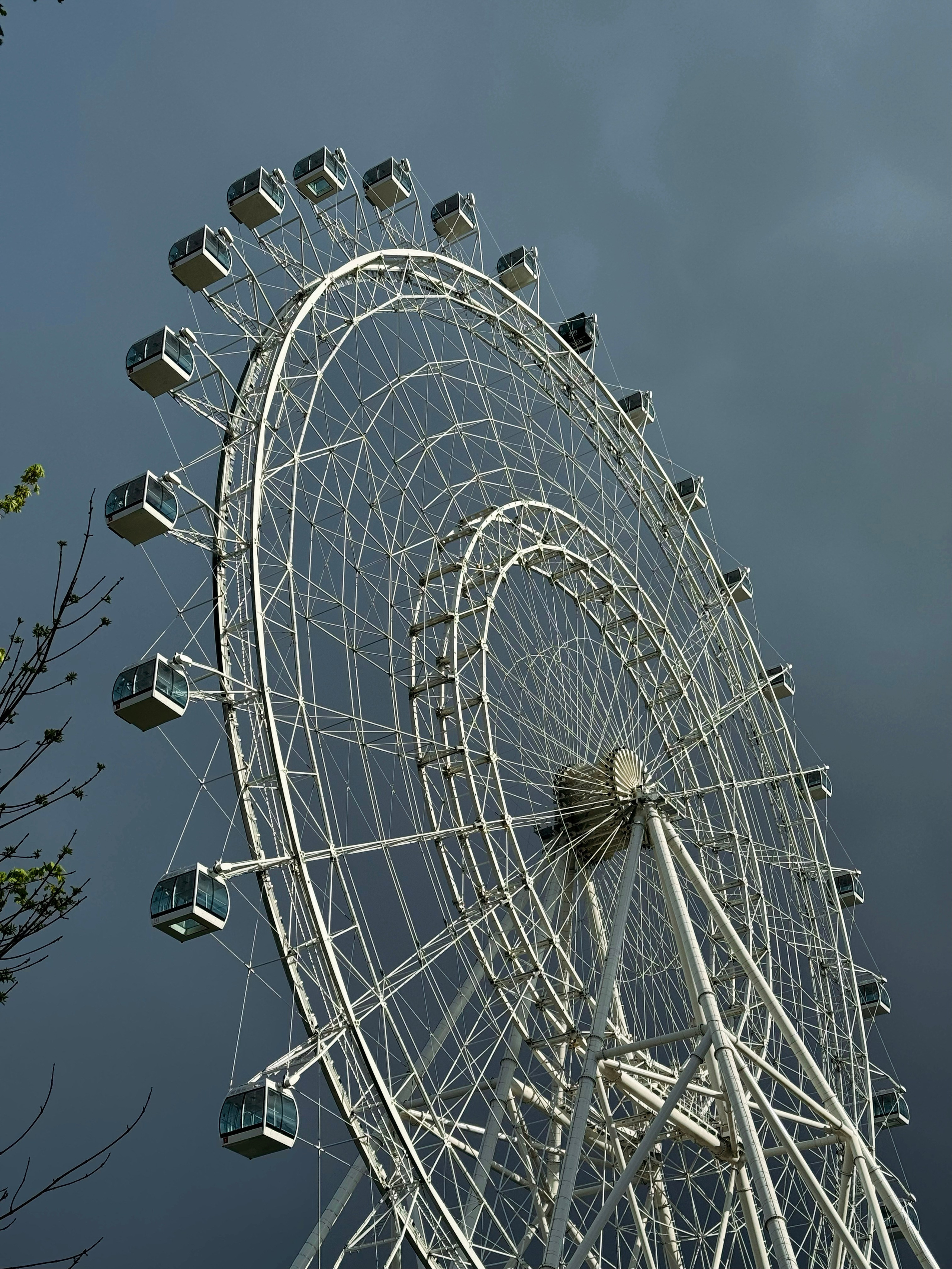 Колесо обозрения на ВДНХ в грозовую погоду