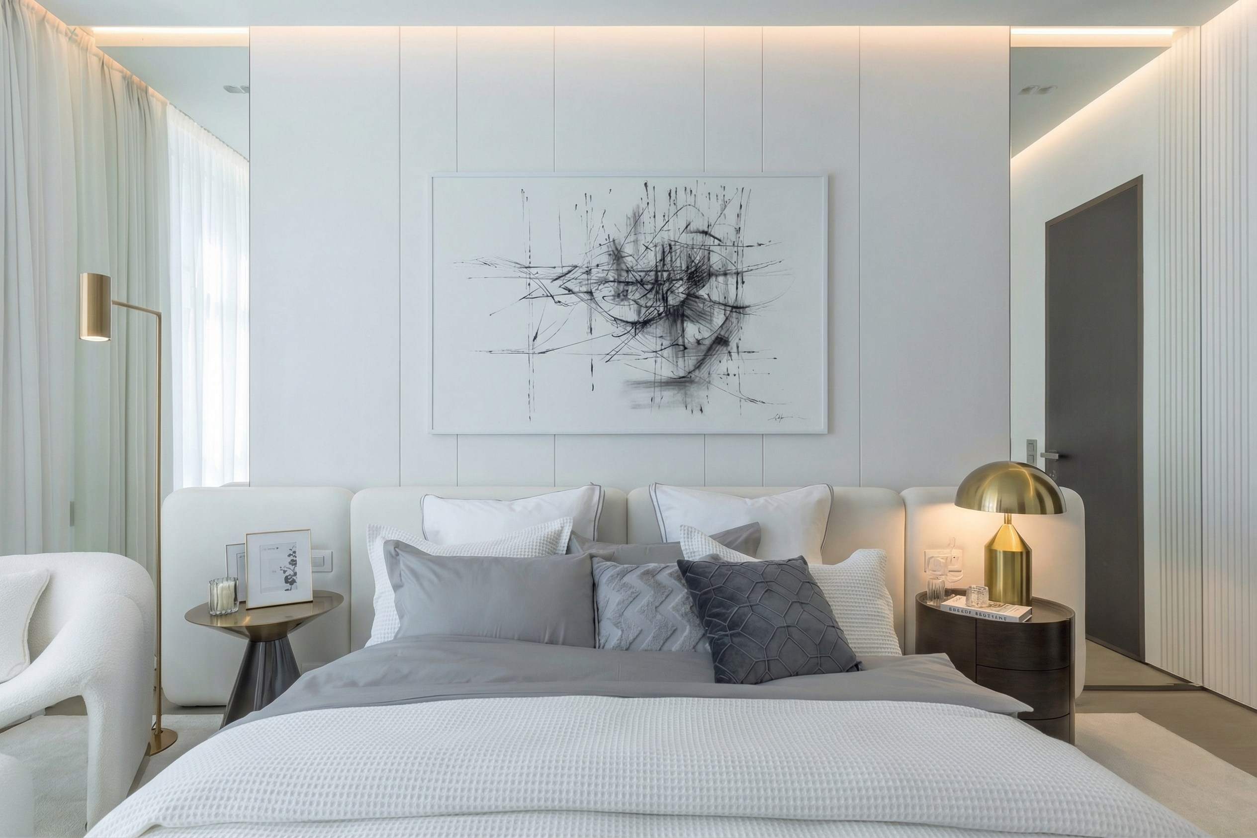 Интерьер светлой спальни с большой кроватью, абстрактной картиной над изголовьем, зеркальными панелями и дизайнерскими золотыми лампами.