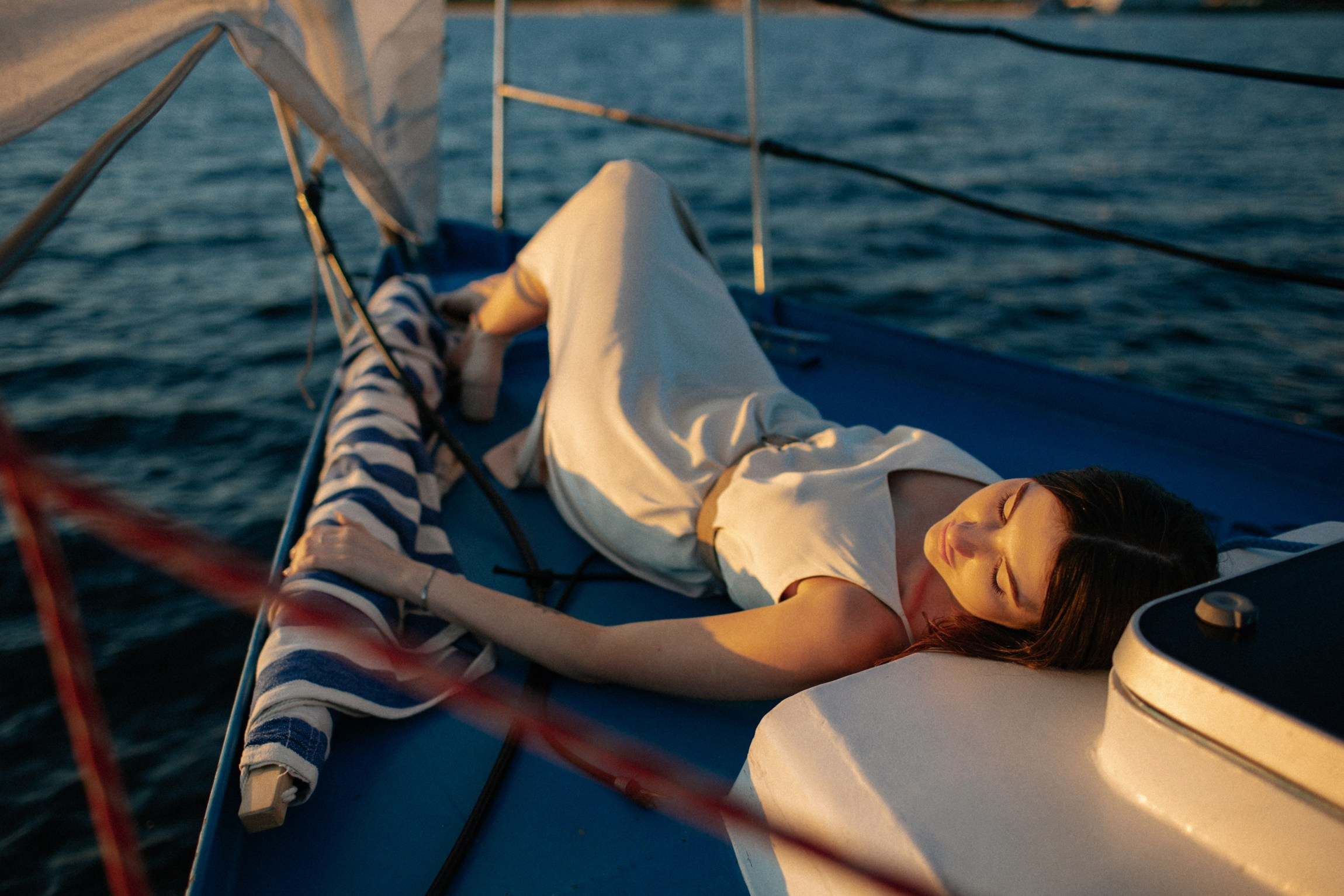 красивая девушка на яхте 