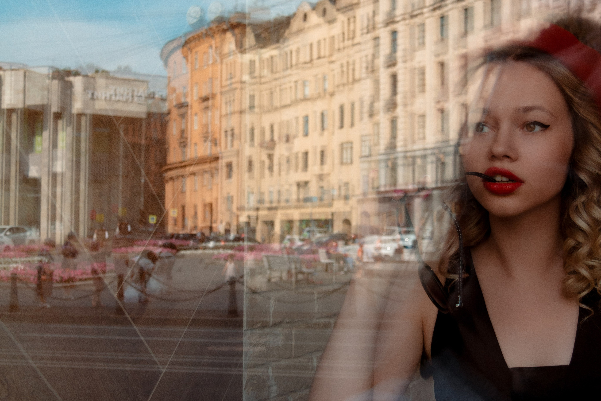 Отражение города в витрине магазина.