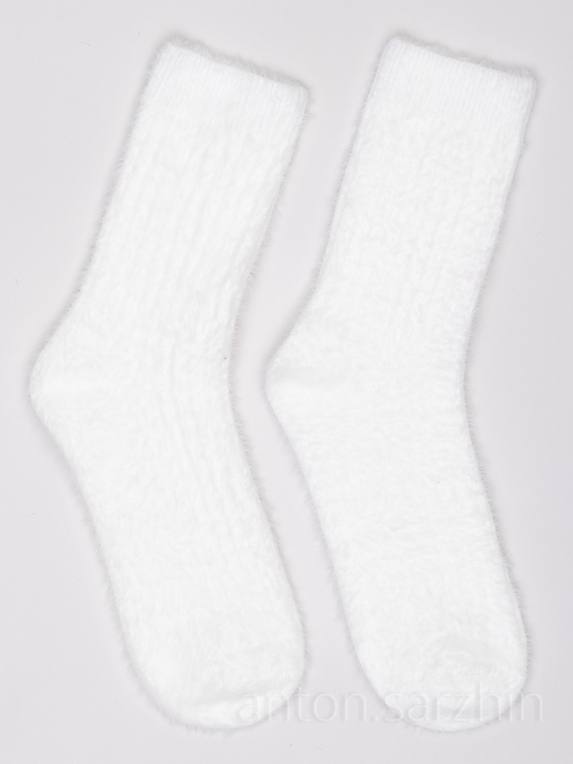 Предметная съемка белых носков на белом фоне