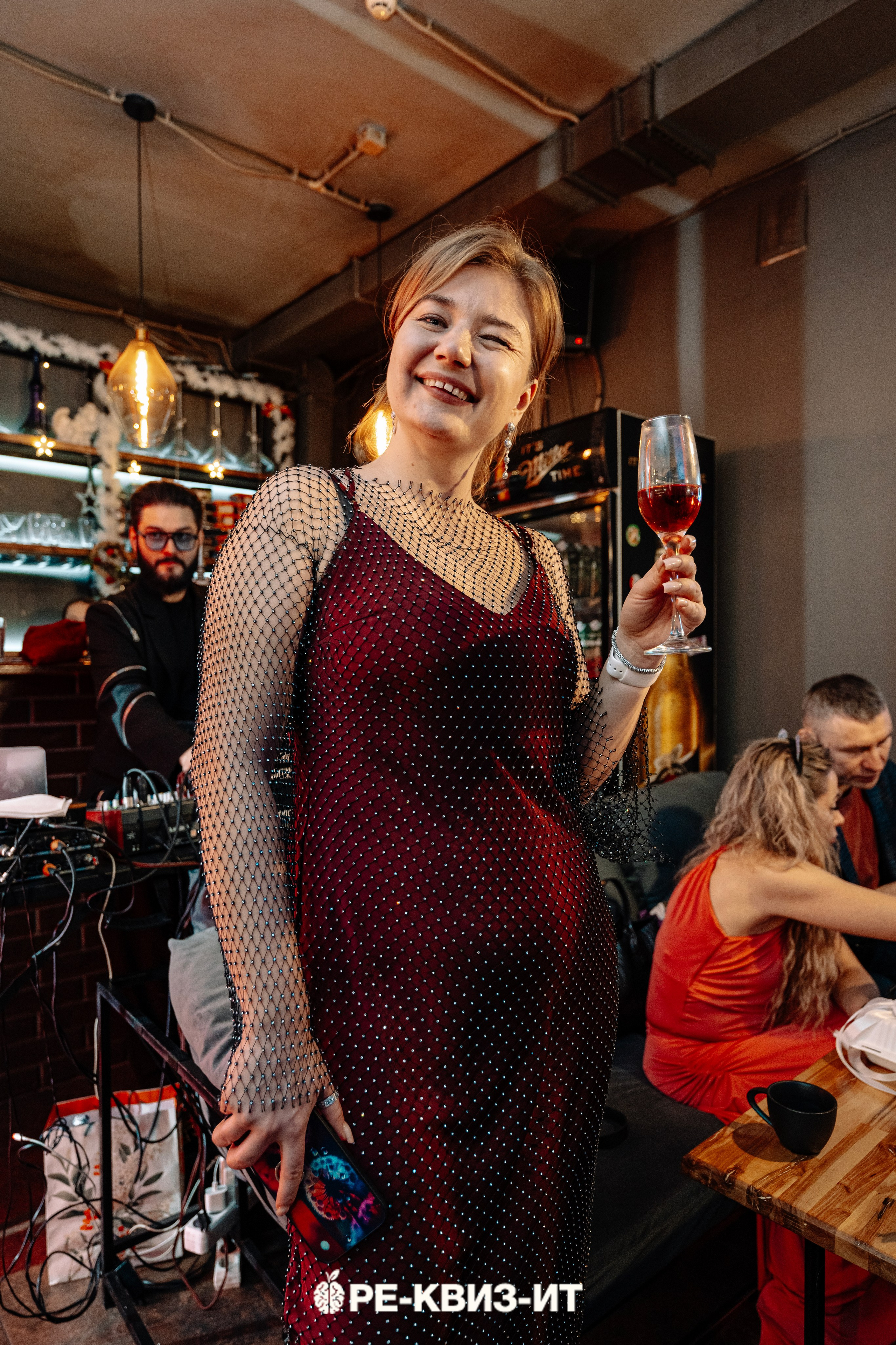 Реквизит — квиз в Зеленодольске и Волжске ZR cafe. Свадебный фотограф в Казани, и Зеленодольске Радик Мухаметов