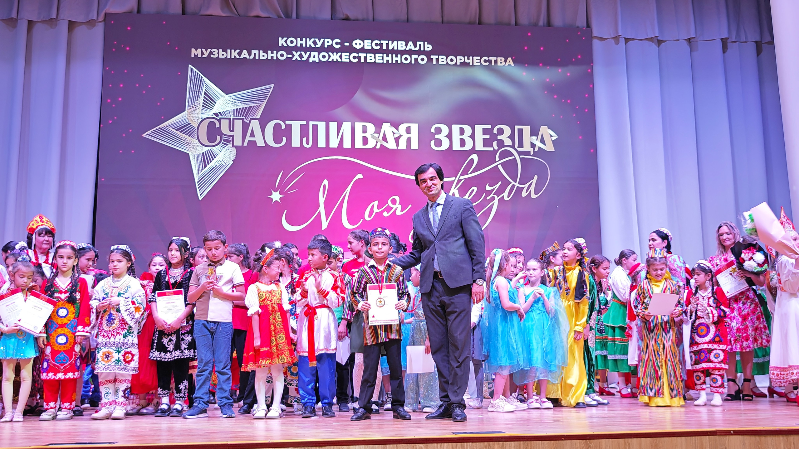 1 ноября 2025 г, г. Бохтар, Таджикистан. Золотое яблочко