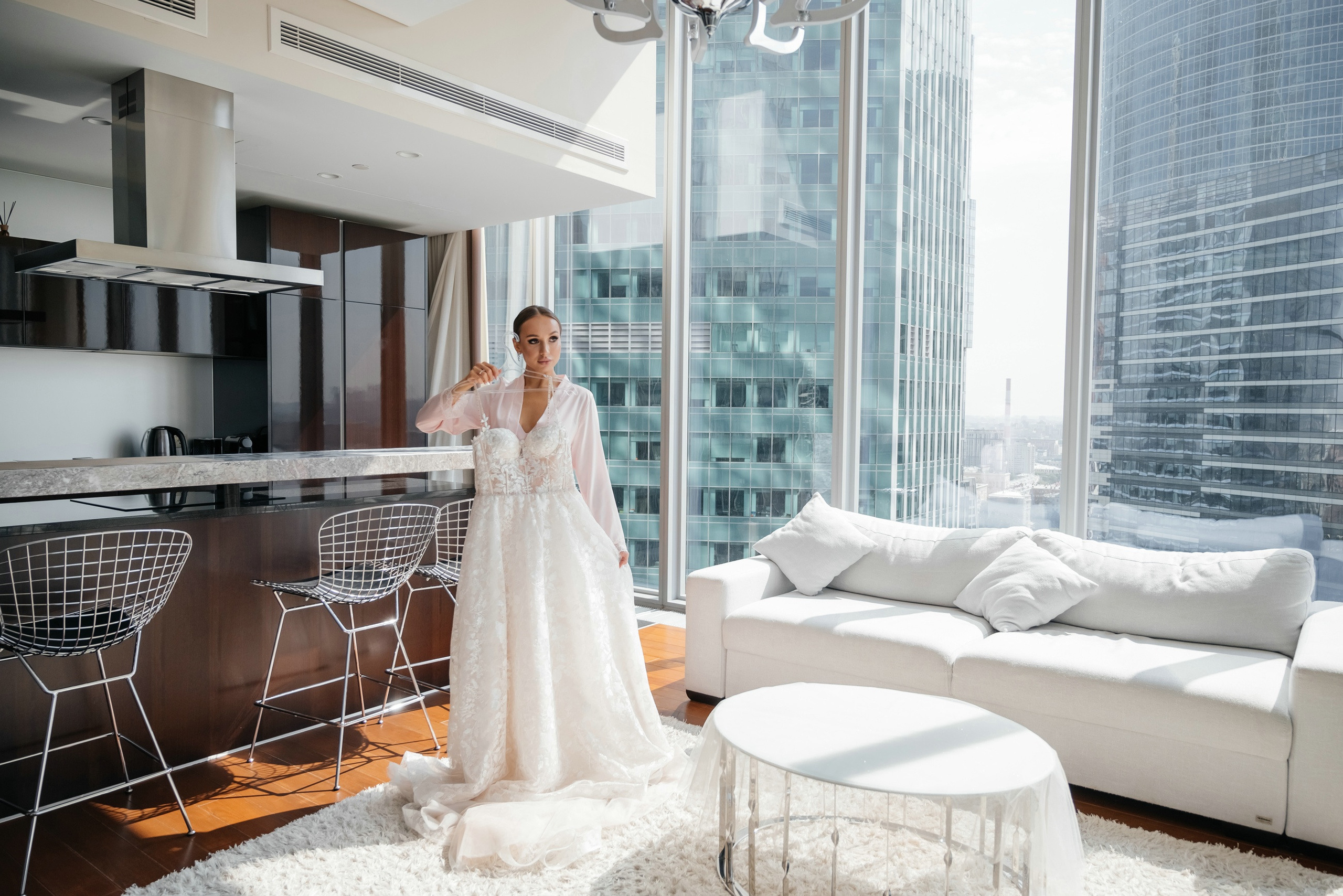 Свадебная фотосессия утра невесты в апартаментах Москва-Сити. Свадебный и семейный фотограф в Москве Светлана Зоткина