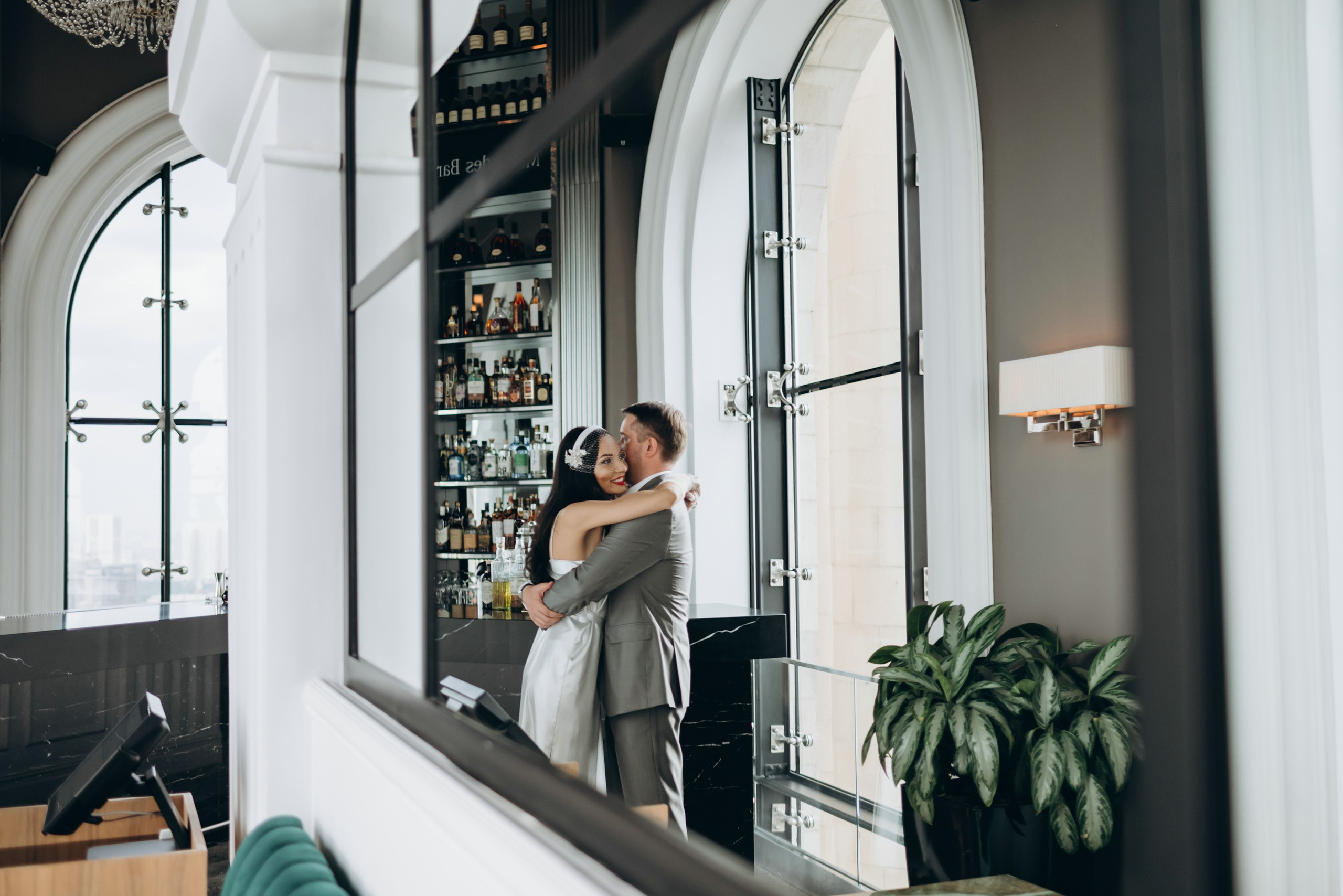 Сборы жениха и невесты в отеле Radisson Collection Hotel. Свадебный и семейный фотограф в Москве Светлана Зоткина