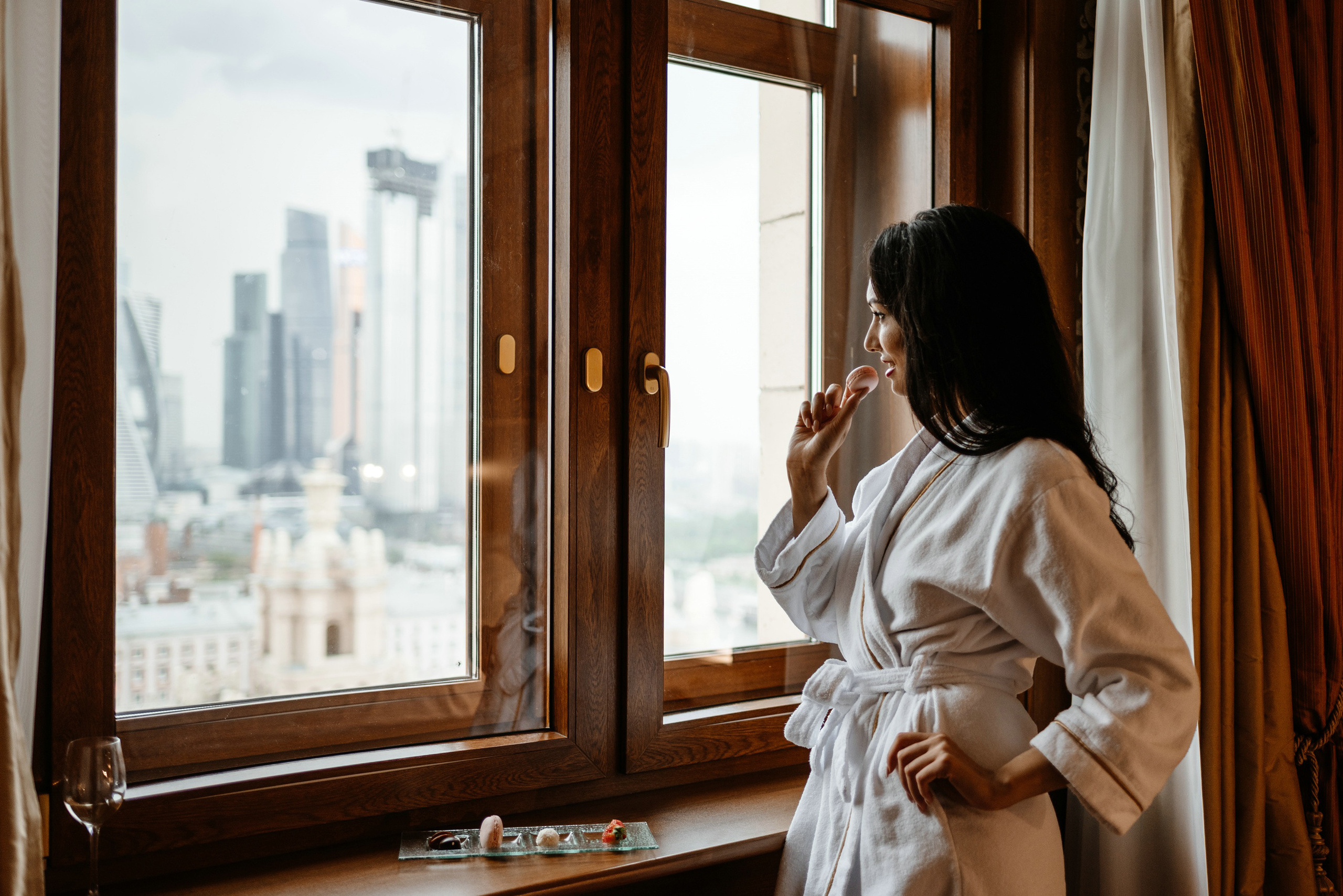 Сборы жениха и невесты в отеле Radisson Collection Hotel. Свадебный и семейный фотограф в Москве Светлана Зоткина