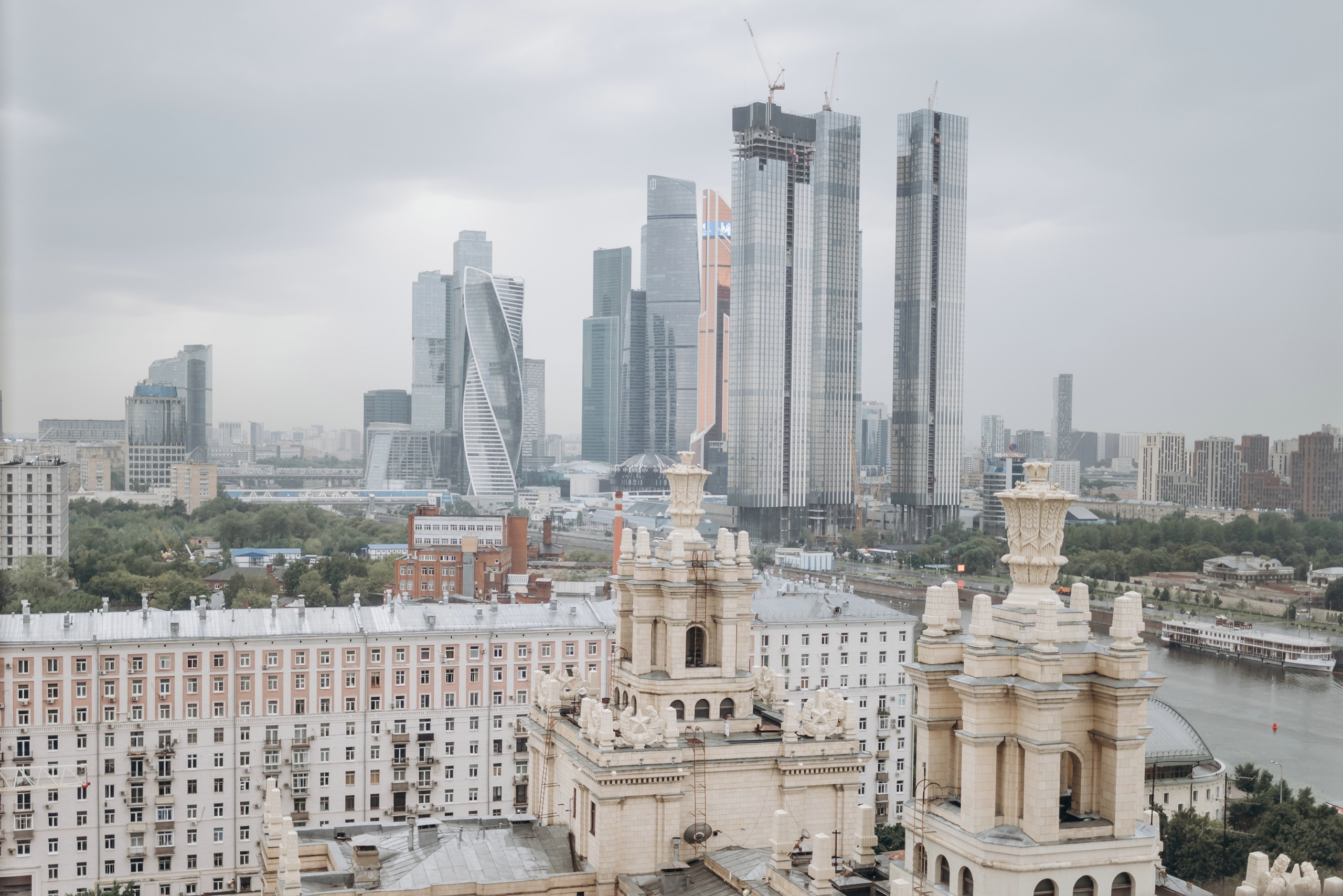 Сборы жениха и невесты в отеле Radisson Collection Hotel. Свадебный и семейный фотограф в Москве Светлана Зоткина