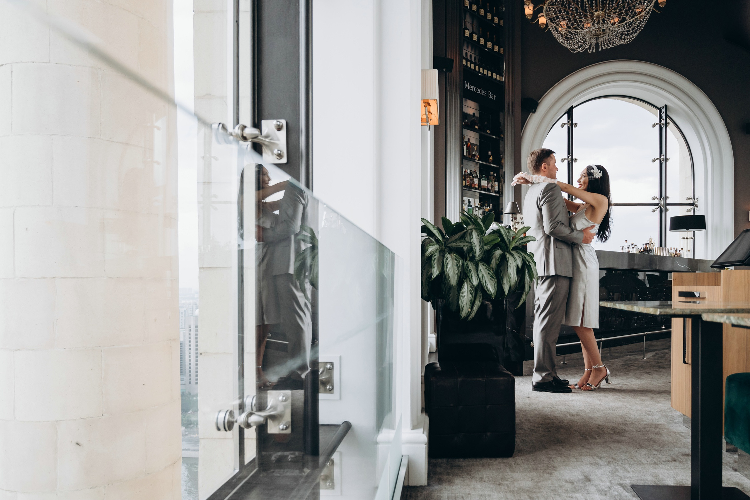 Сборы жениха и невесты в отеле Radisson Collection Hotel. Свадебный и семейный фотограф в Москве Светлана Зоткина