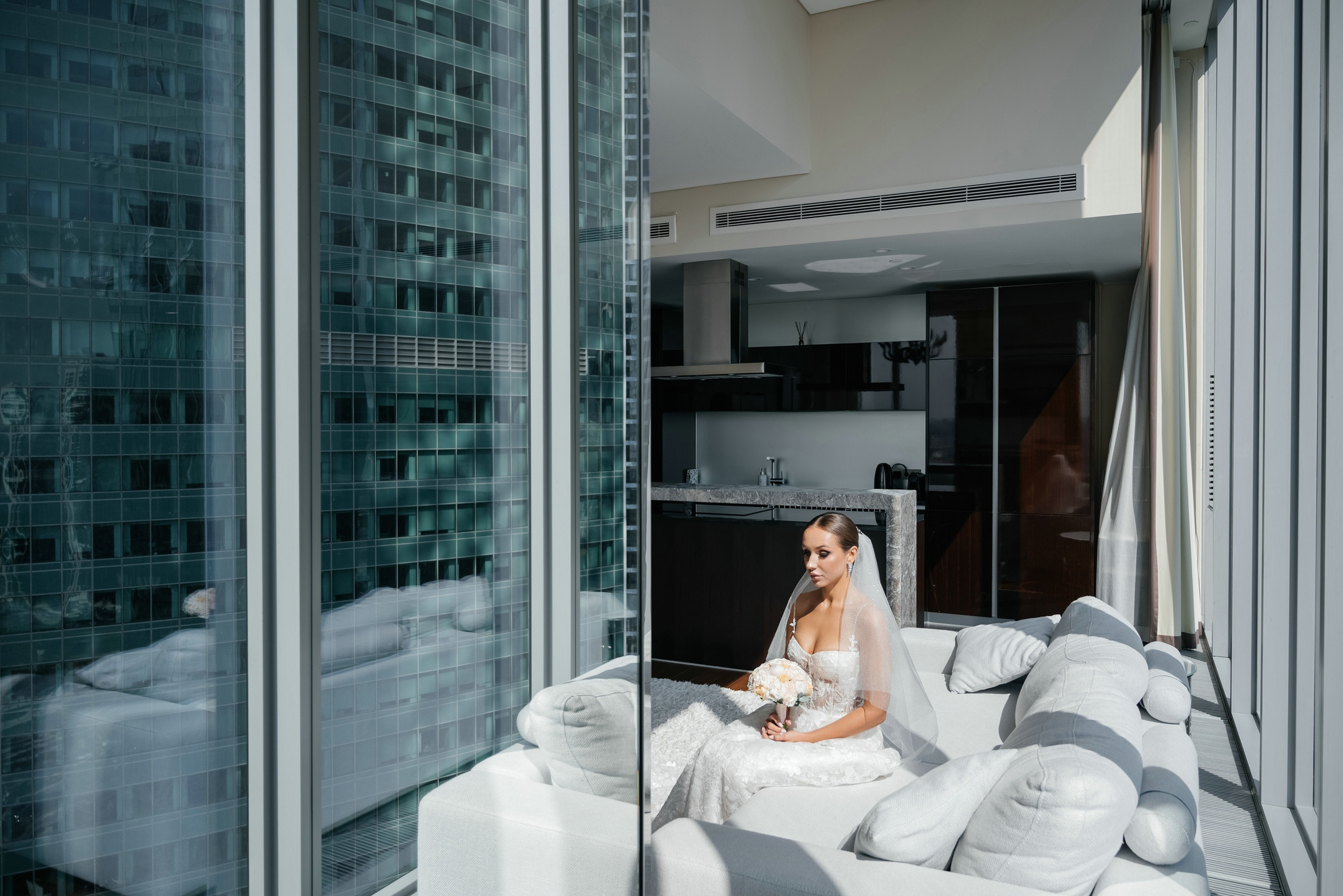 Свадебная фотосессия утра невесты в апартаментах Москва-Сити. Свадебный и семейный фотограф в Москве Светлана Зоткина