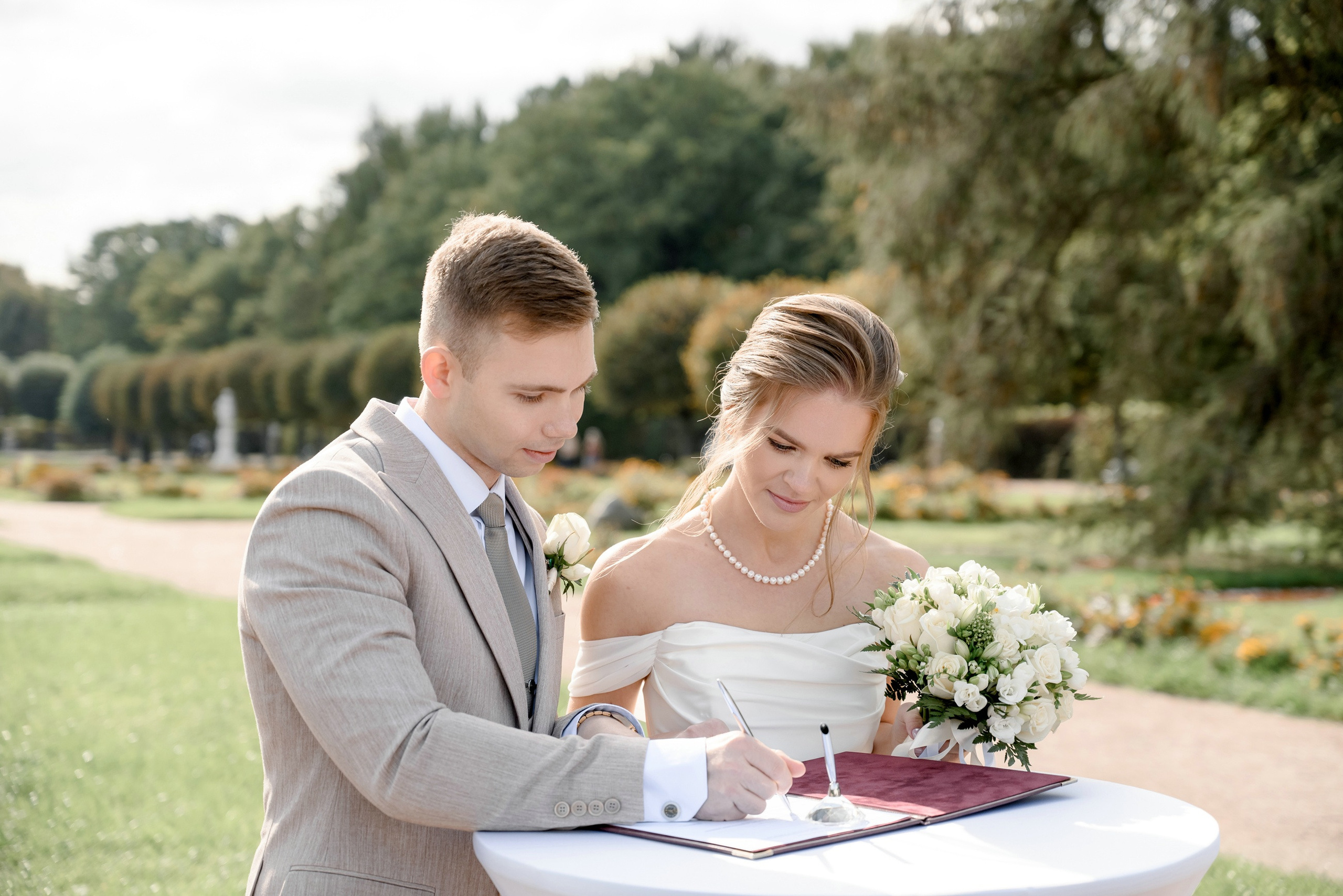 Выездная регистрация брака в парке Кусково. Свадебный и семейный фотограф в Москве Светлана Зоткина