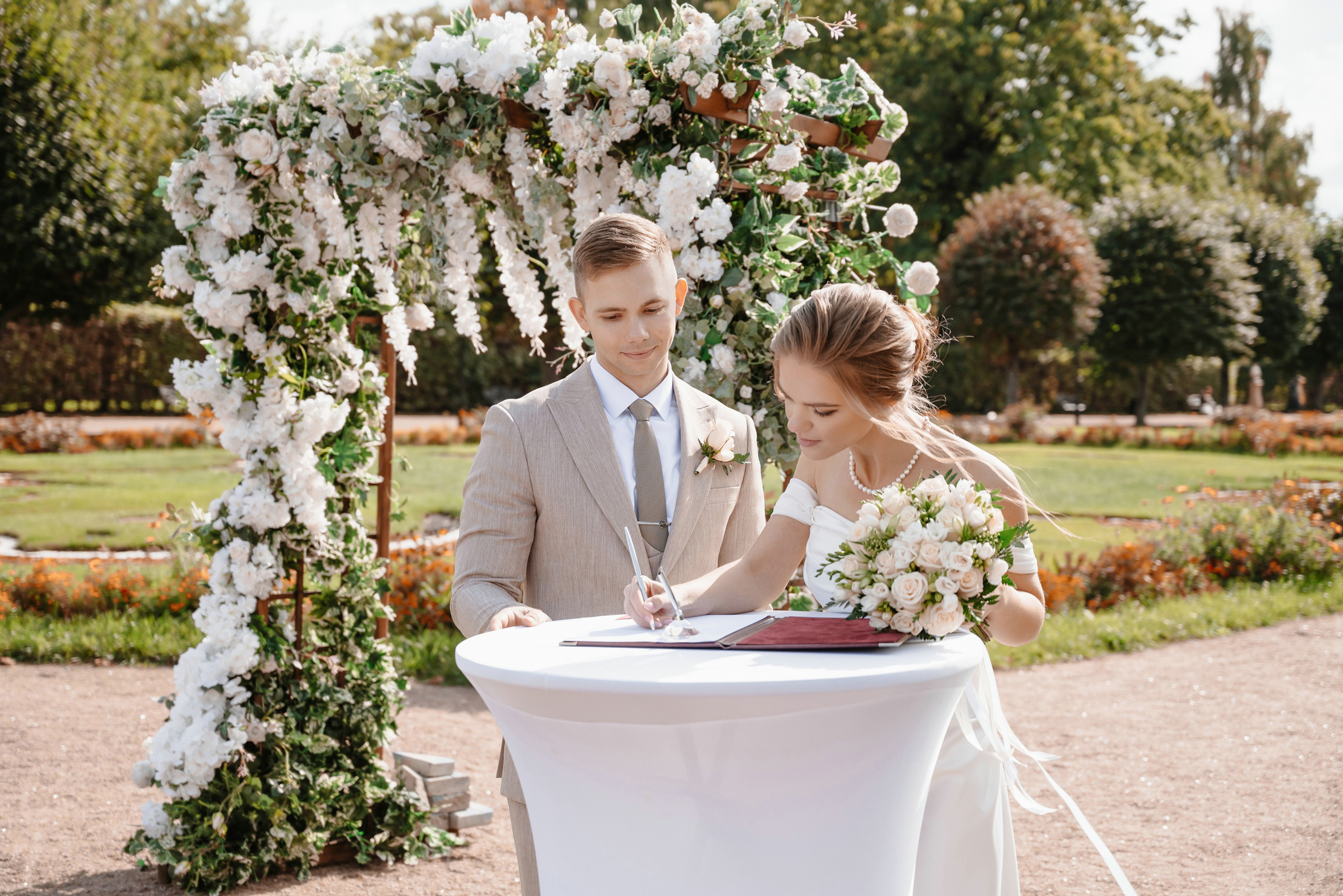 Выездная регистрация брака в парке Кусково. Свадебный и семейный фотограф в Москве Светлана Зоткина