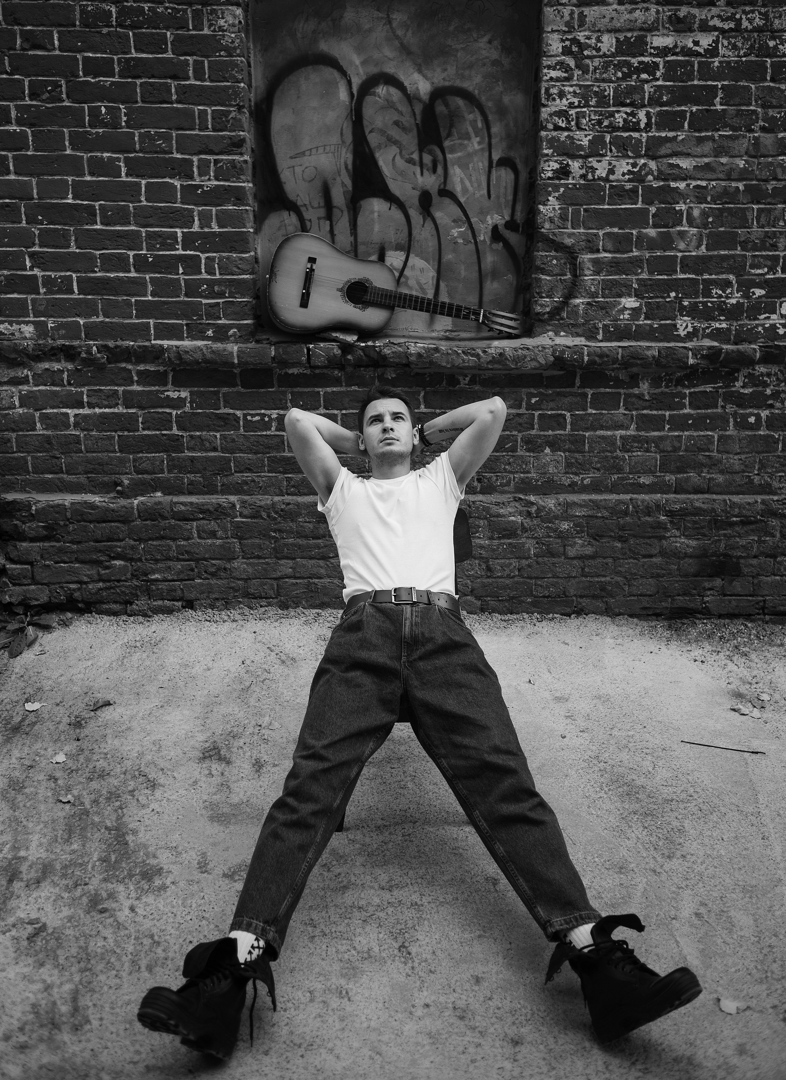 Мужская фотосессия на улице Казань, фотосессия на фабрике Алафузова, съемка мужчины в белой футболке и джинсах