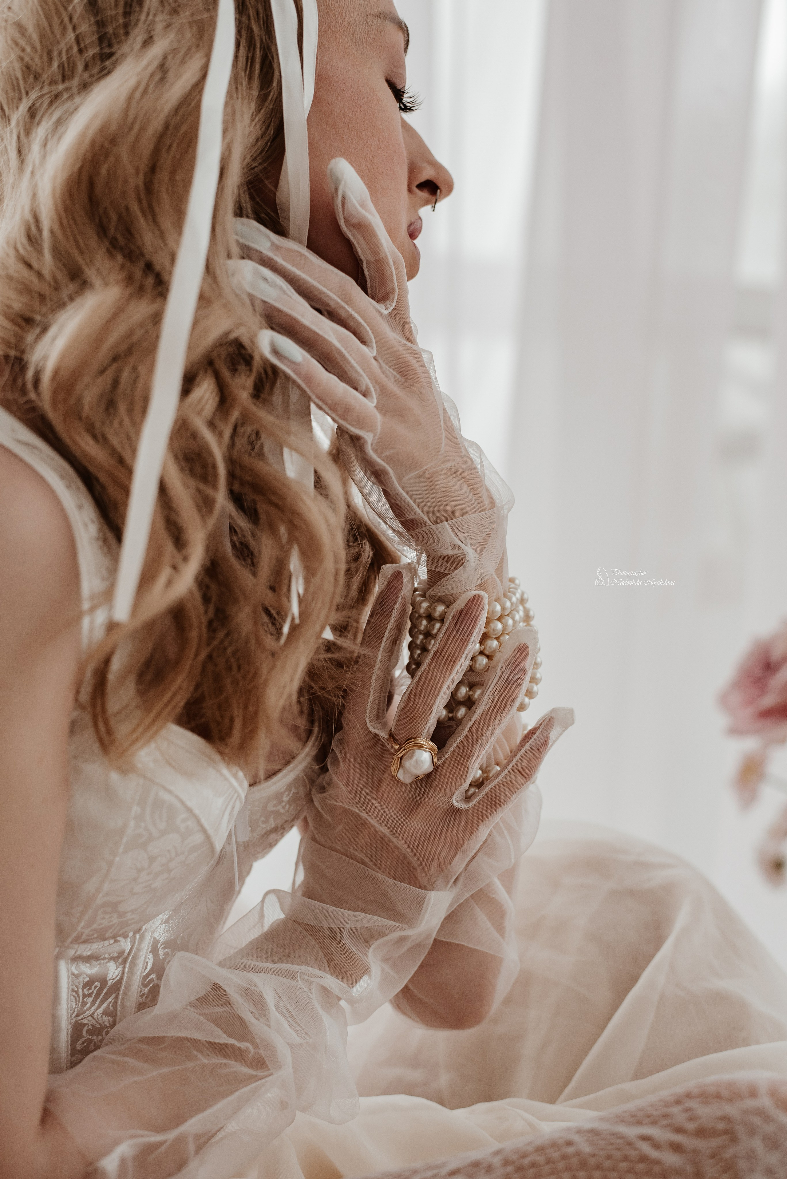 Фотограф: [https://vk.com/capella.photo|Надежда Нуждова]Модель и одежда: [https://vk.com/id14914449|Jannet Just]Макияж и причёска: [https://vk.com/mua_barbiee|Визажист-стилист mua_barbiee]Организатор: [https://vk.com/creative_photoday|creative photoday]Место: [https://vk.com/zapadstudiospb|Фотостудия Zapad]